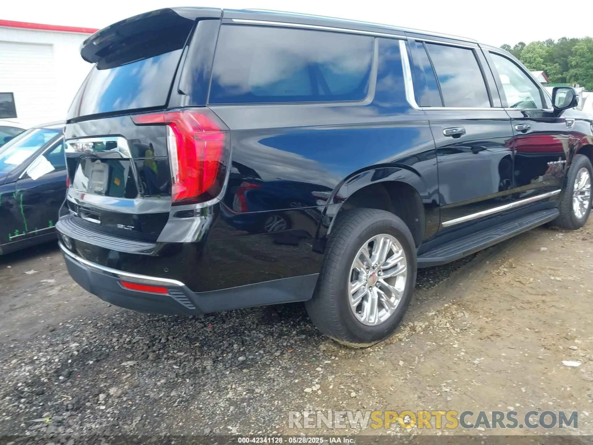 4 Photograph of a damaged car 1GKS2GKD3MR148175 GMC YUKON XL 2021