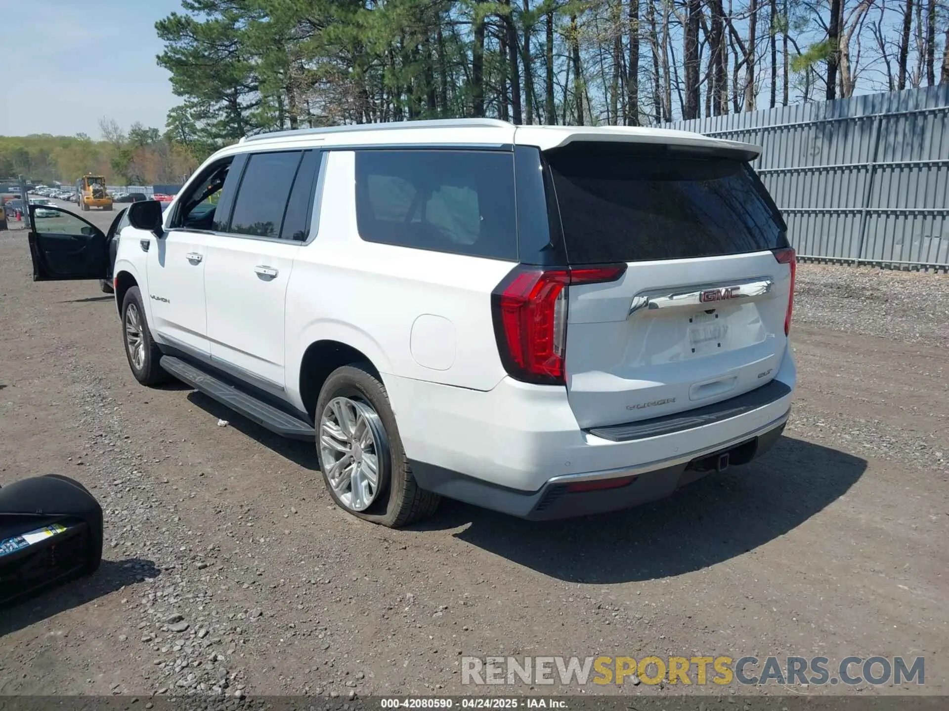 3 Photograph of a damaged car 1GKS2GKD3MR200033 GMC YUKON XL 2021