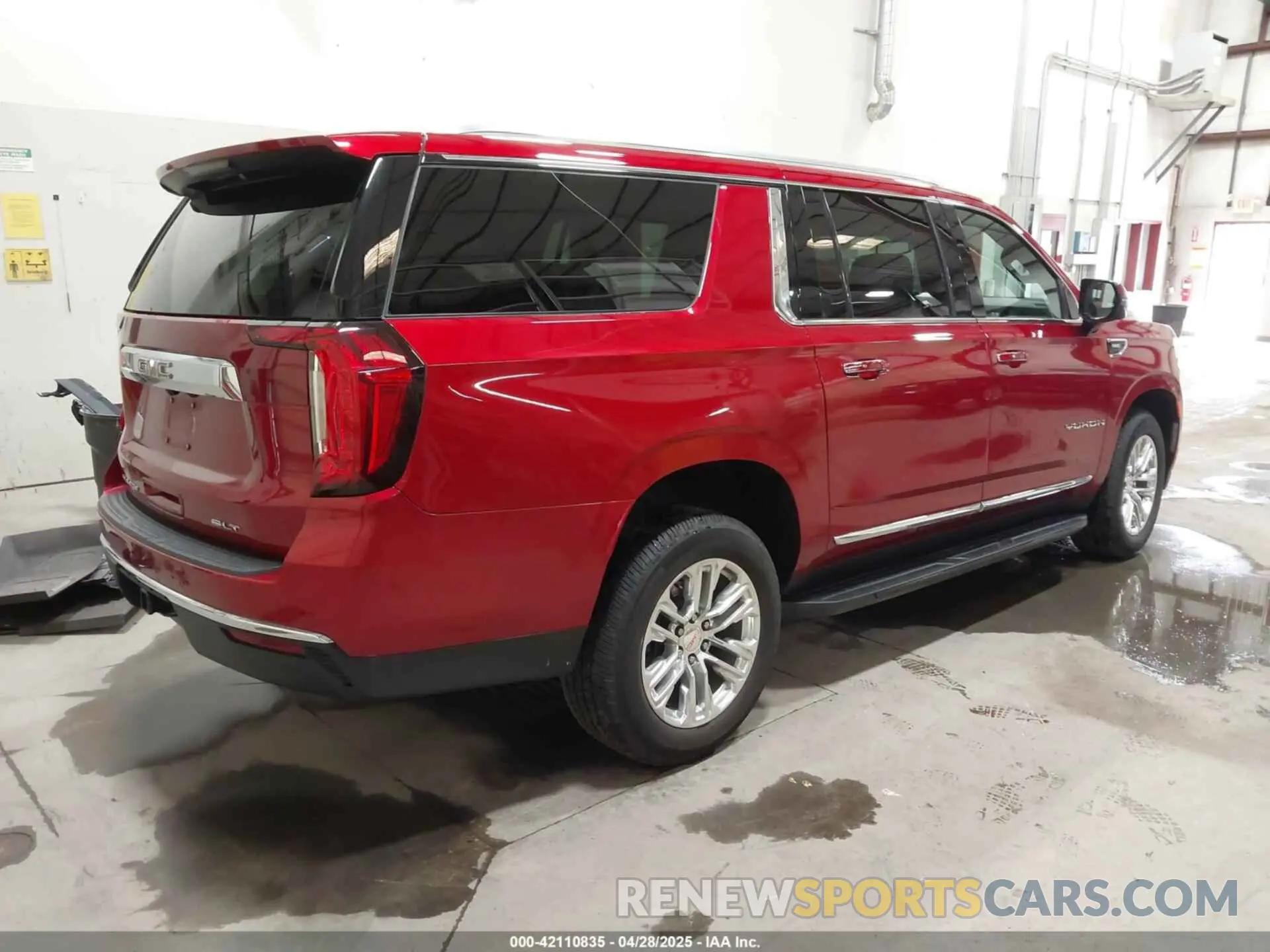 4 Photograph of a damaged car 1GKS2GKDXMR378862 GMC YUKON XL 2021