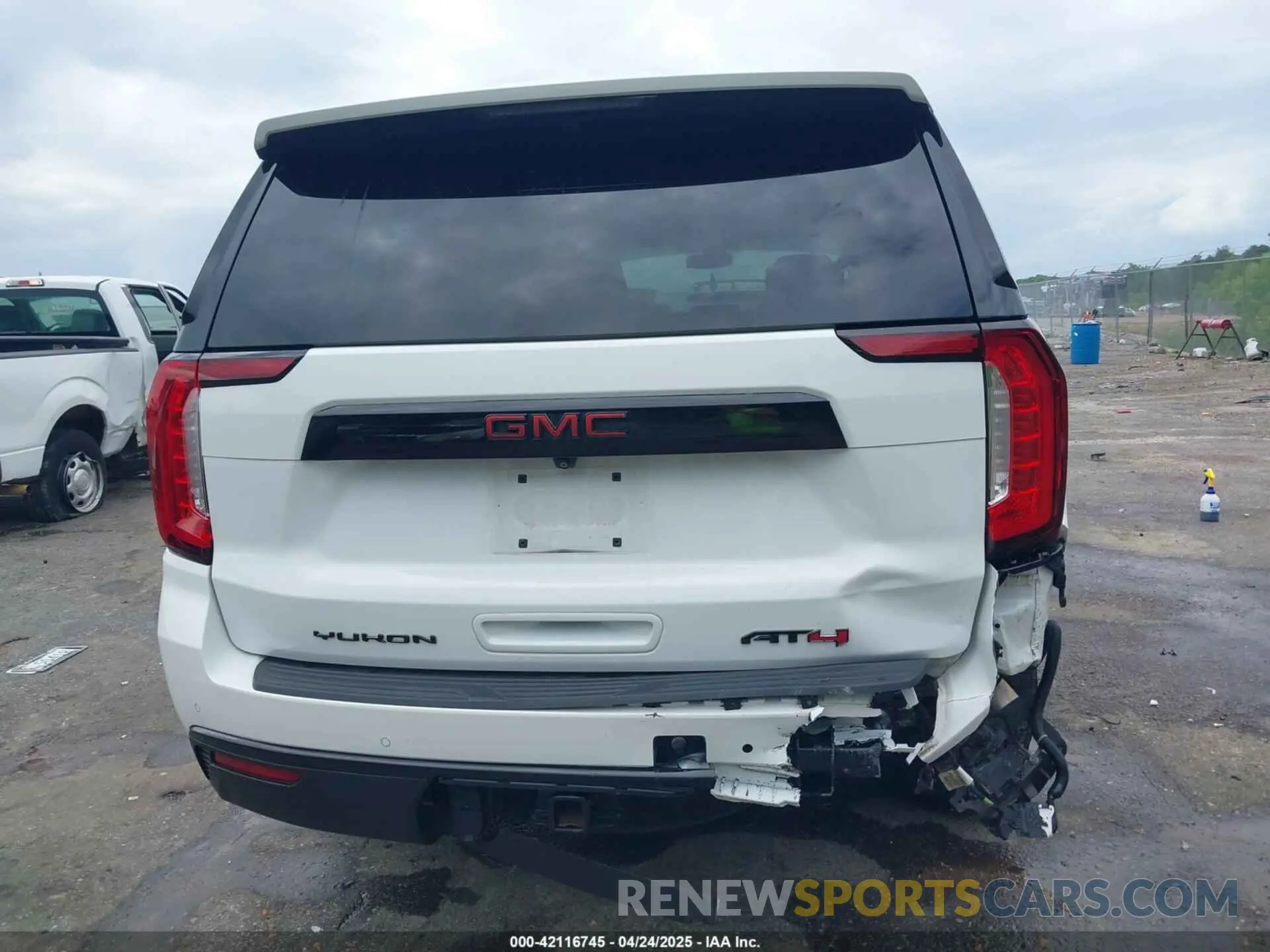 17 Photograph of a damaged car 1GKS2HKD1MR478032 GMC YUKON XL 2021