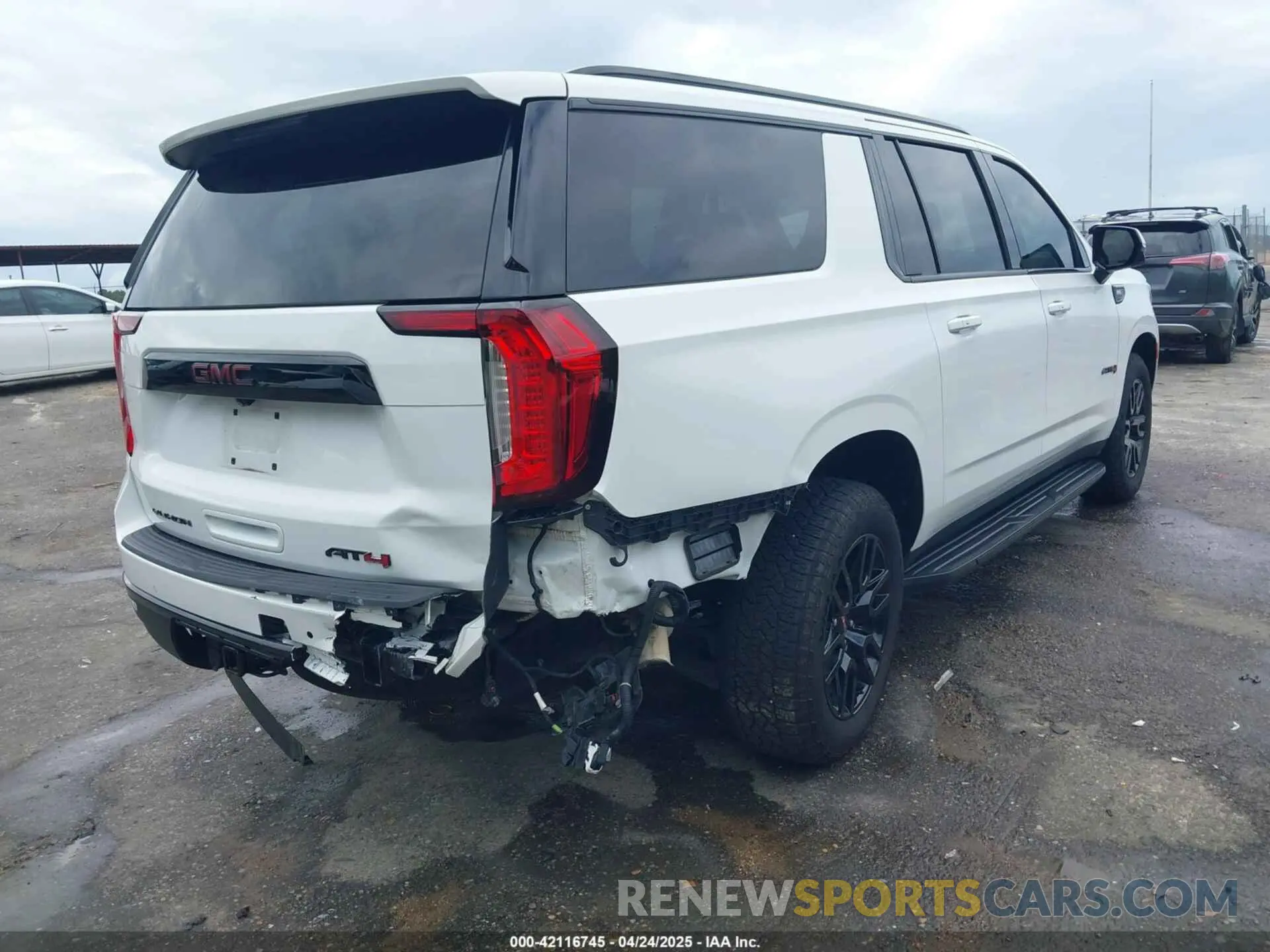 4 Photograph of a damaged car 1GKS2HKD1MR478032 GMC YUKON XL 2021