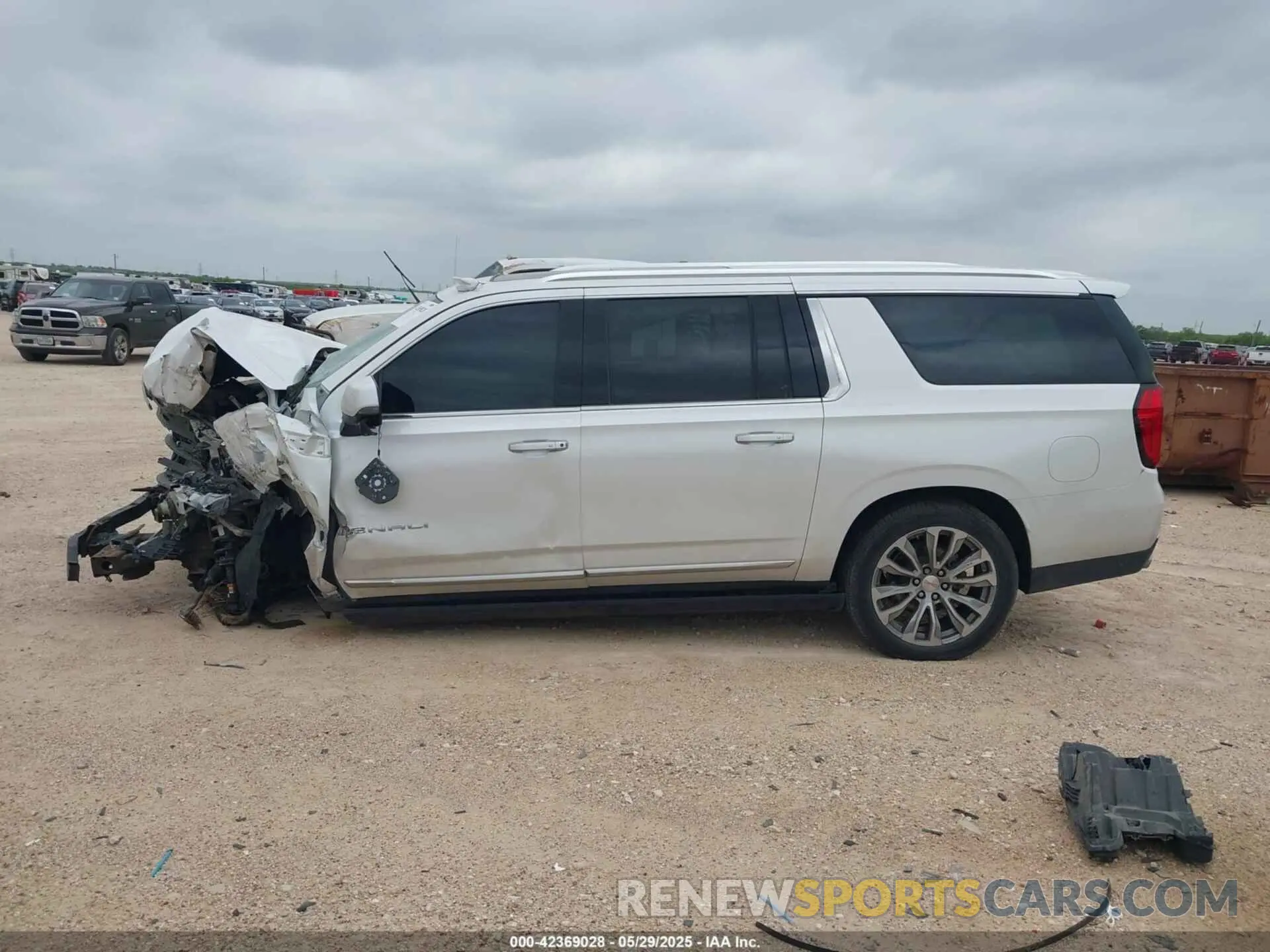 14 Photograph of a damaged car 1GKS2JKL2MR141450 GMC YUKON XL 2021