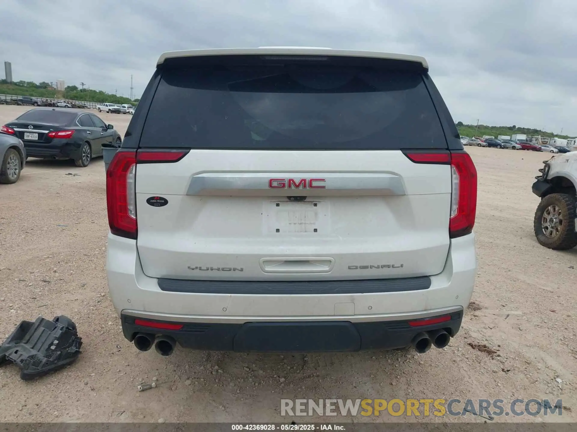 16 Photograph of a damaged car 1GKS2JKL2MR141450 GMC YUKON XL 2021