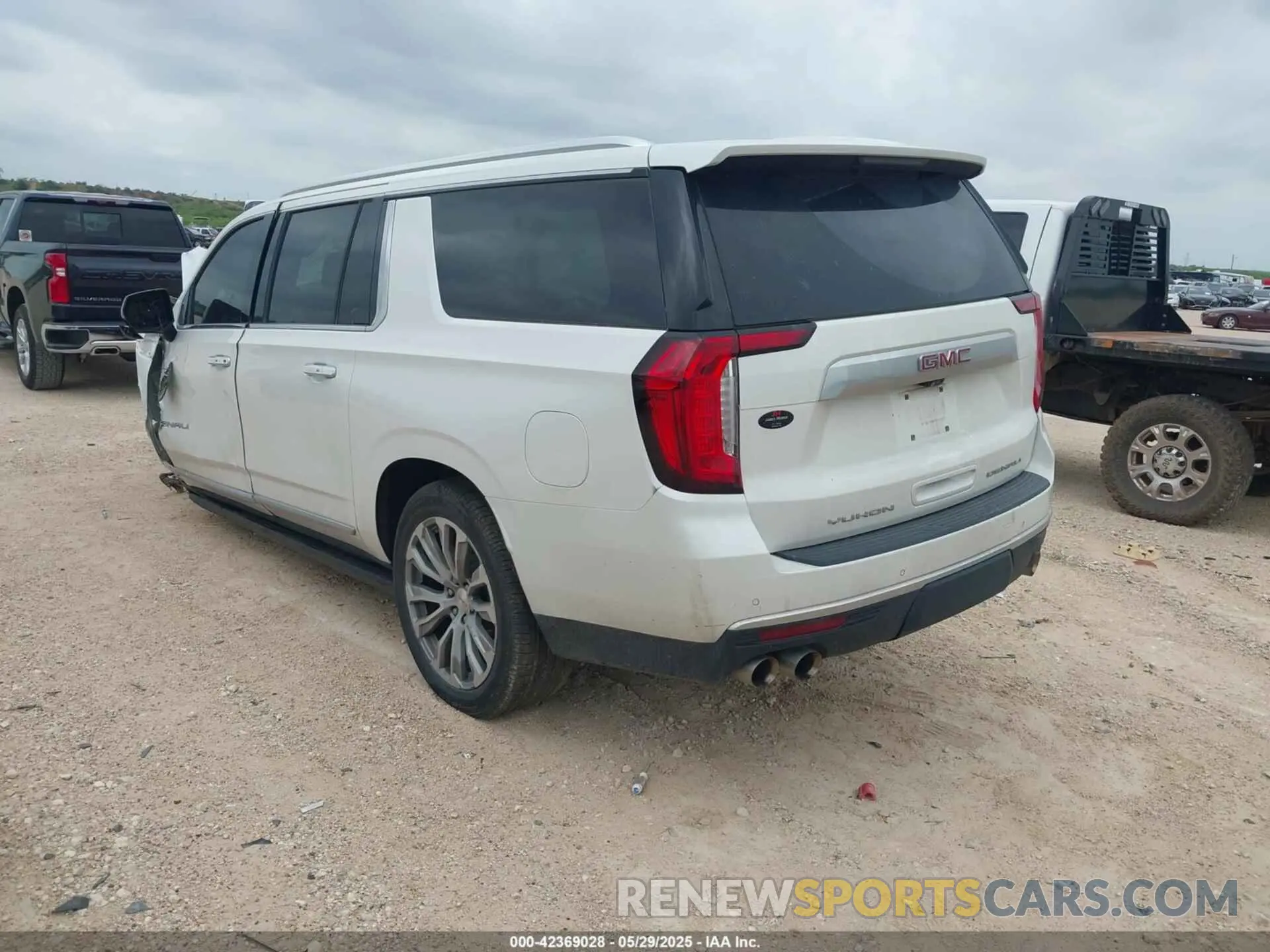 3 Photograph of a damaged car 1GKS2JKL2MR141450 GMC YUKON XL 2021