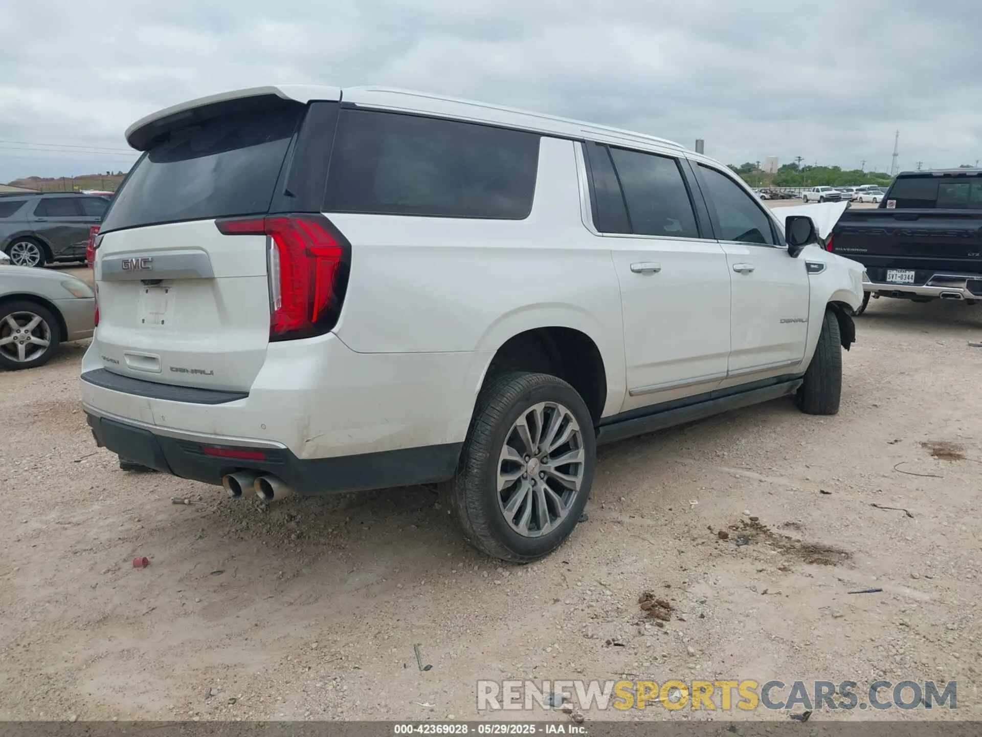 4 Photograph of a damaged car 1GKS2JKL2MR141450 GMC YUKON XL 2021