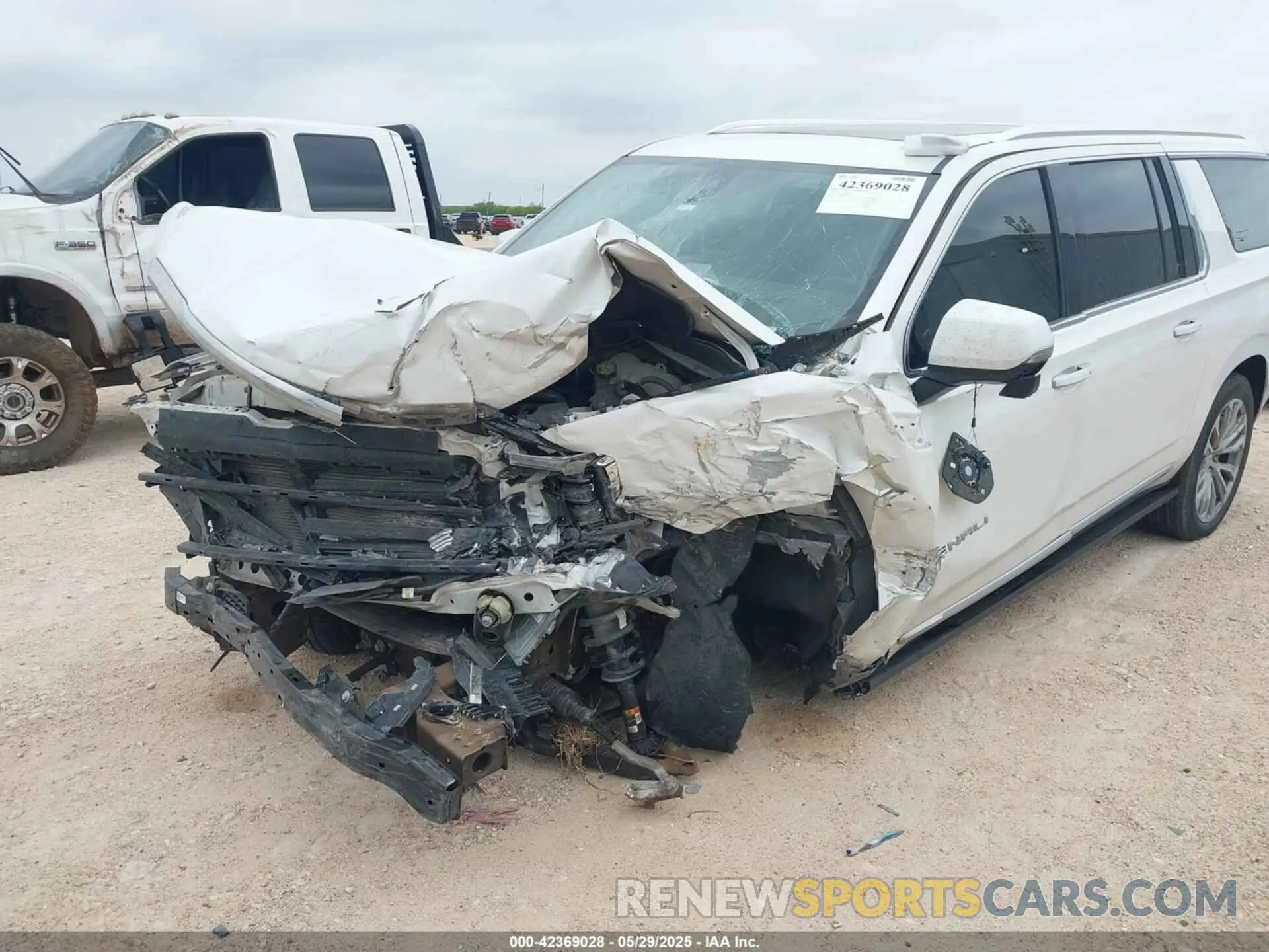 6 Photograph of a damaged car 1GKS2JKL2MR141450 GMC YUKON XL 2021