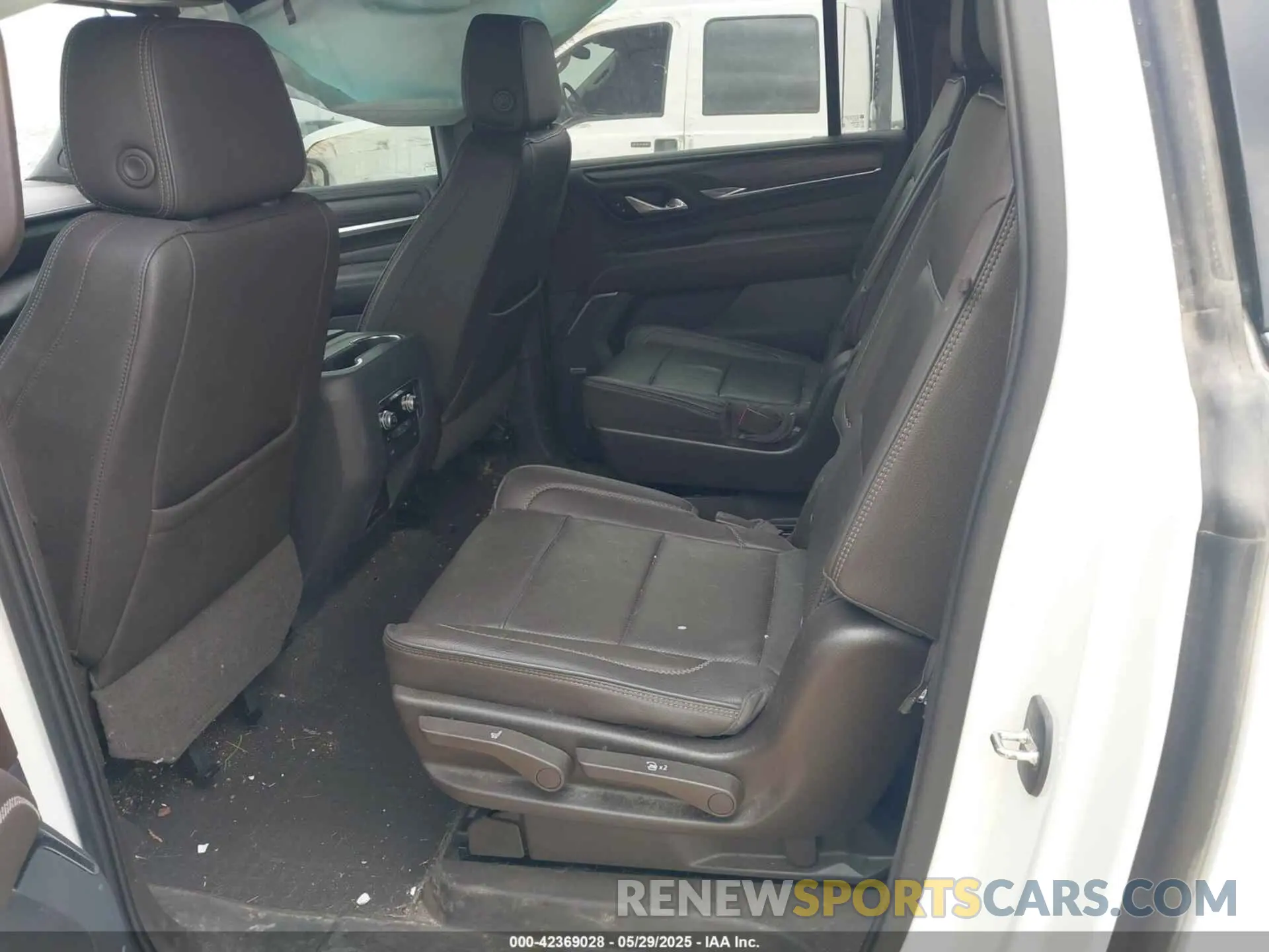 8 Photograph of a damaged car 1GKS2JKL2MR141450 GMC YUKON XL 2021