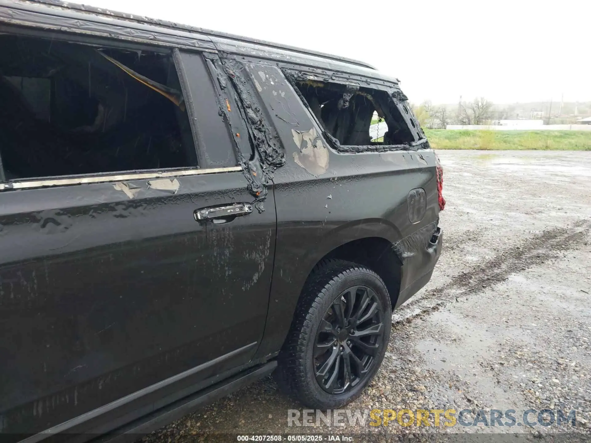 11 Photograph of a damaged car 1GKS2JKL2MR175405 GMC YUKON XL 2021