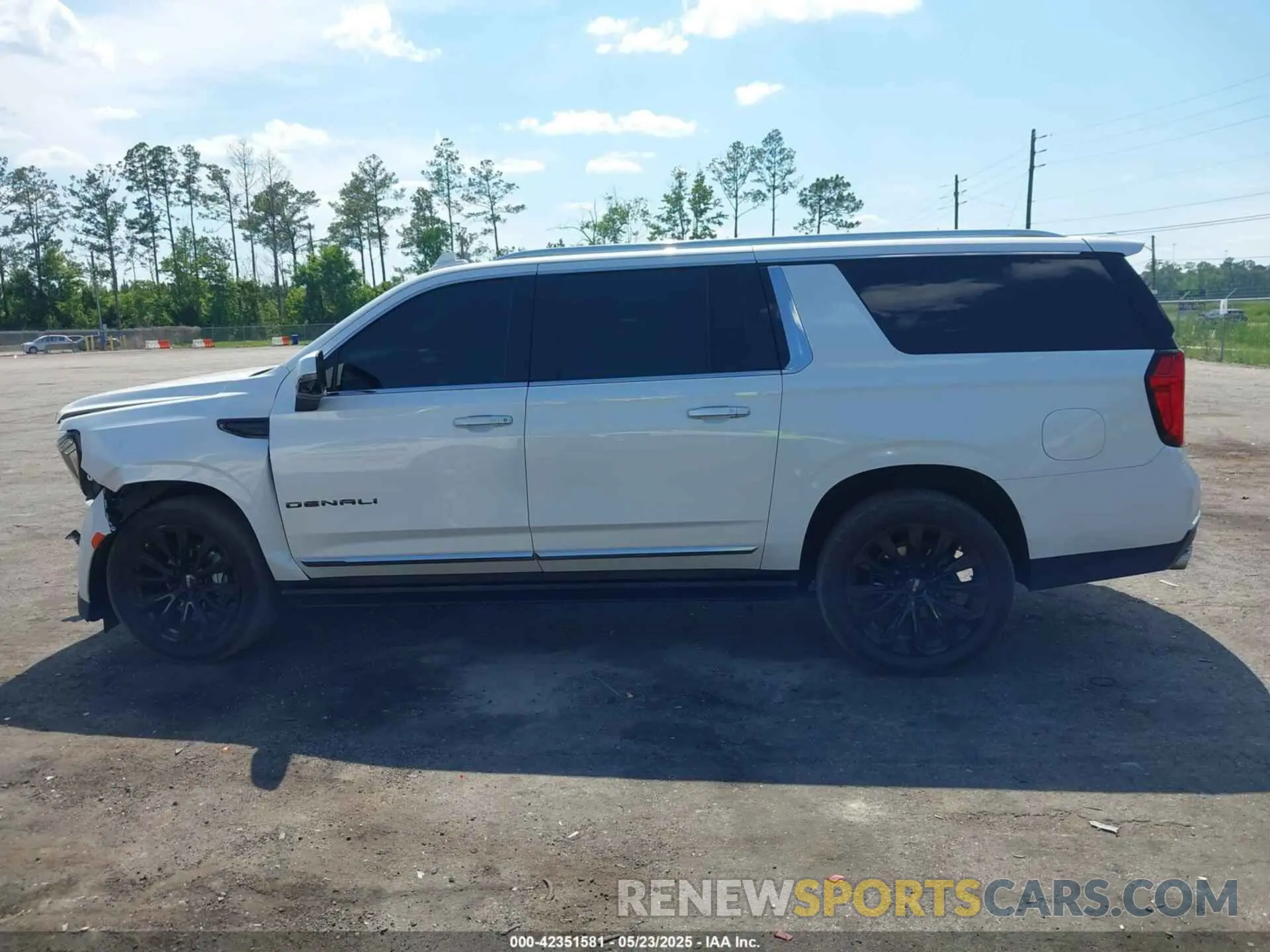 14 Photograph of a damaged car 1GKS2JKL2MR290165 GMC YUKON XL 2021