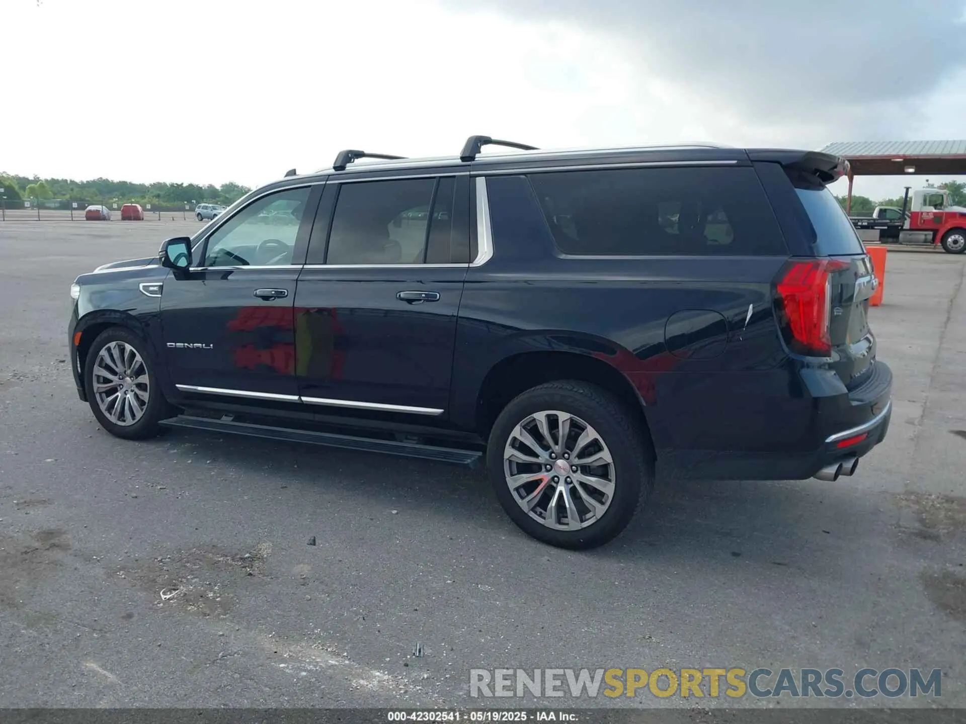 14 Photograph of a damaged car 1GKS2JKL7MR250163 GMC YUKON XL 2021