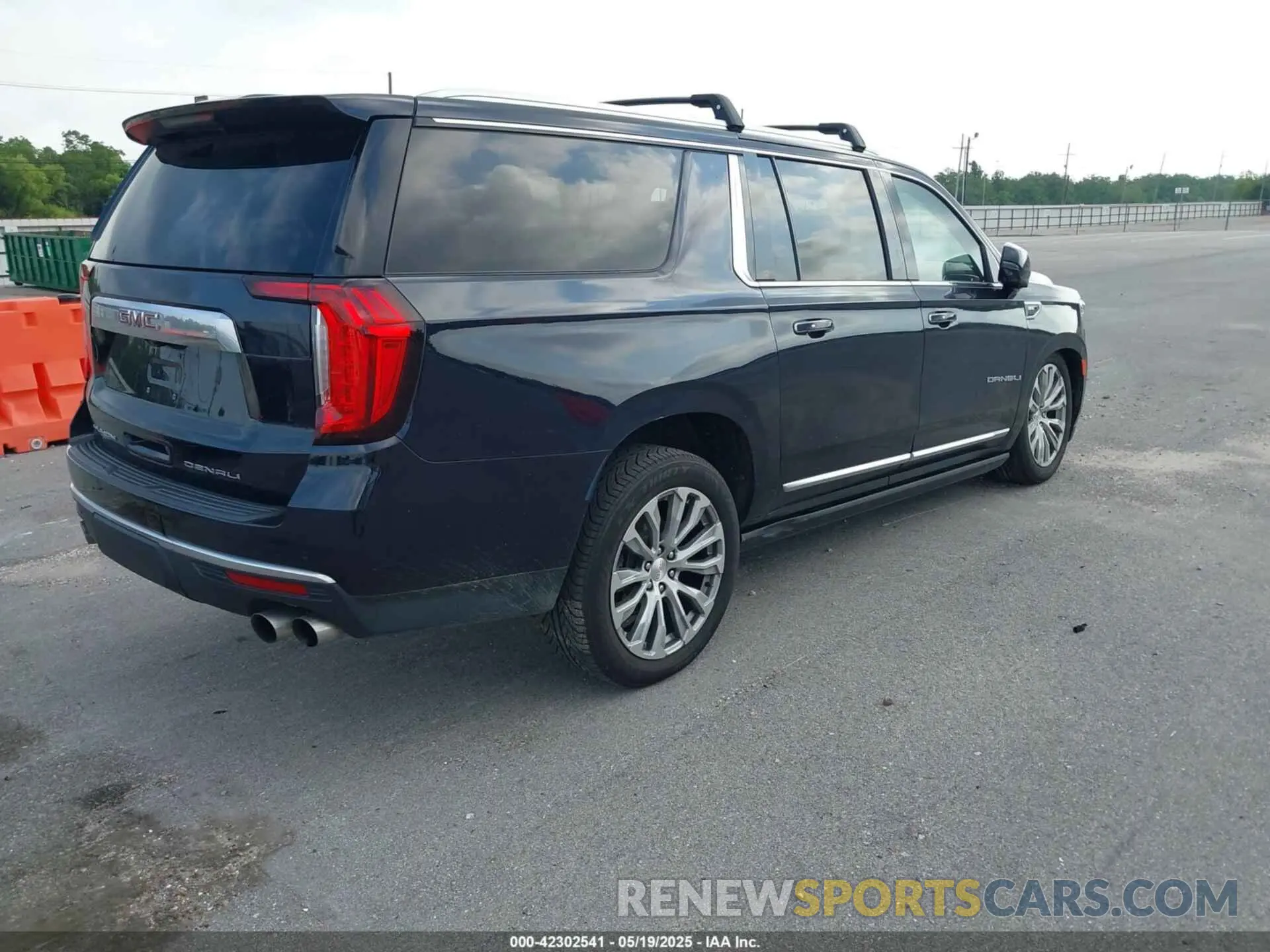 4 Photograph of a damaged car 1GKS2JKL7MR250163 GMC YUKON XL 2021