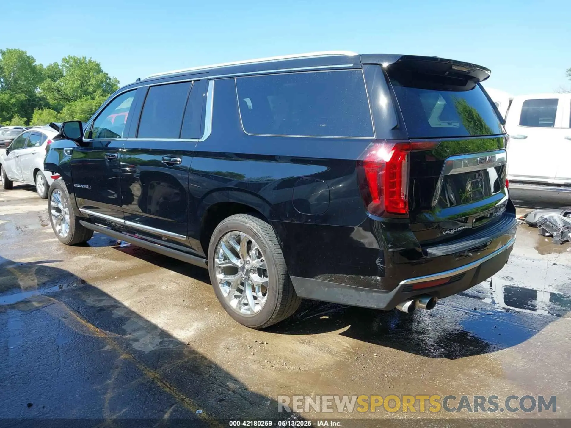 3 Photograph of a damaged car 1GKS2JKL8MR178437 GMC YUKON XL 2021