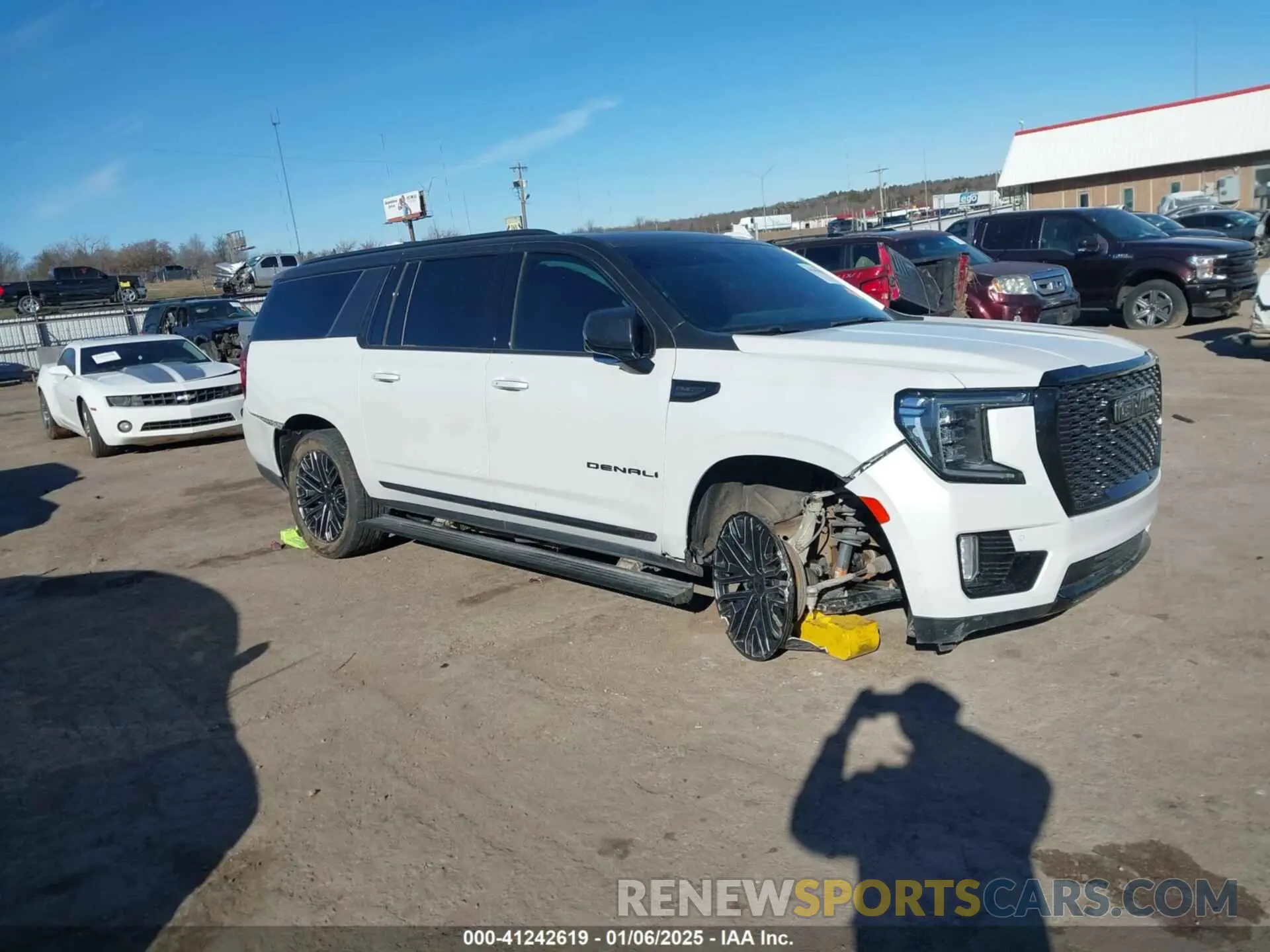 1 Photograph of a damaged car 1GKS2JKT1MR401207 GMC YUKON XL 2021