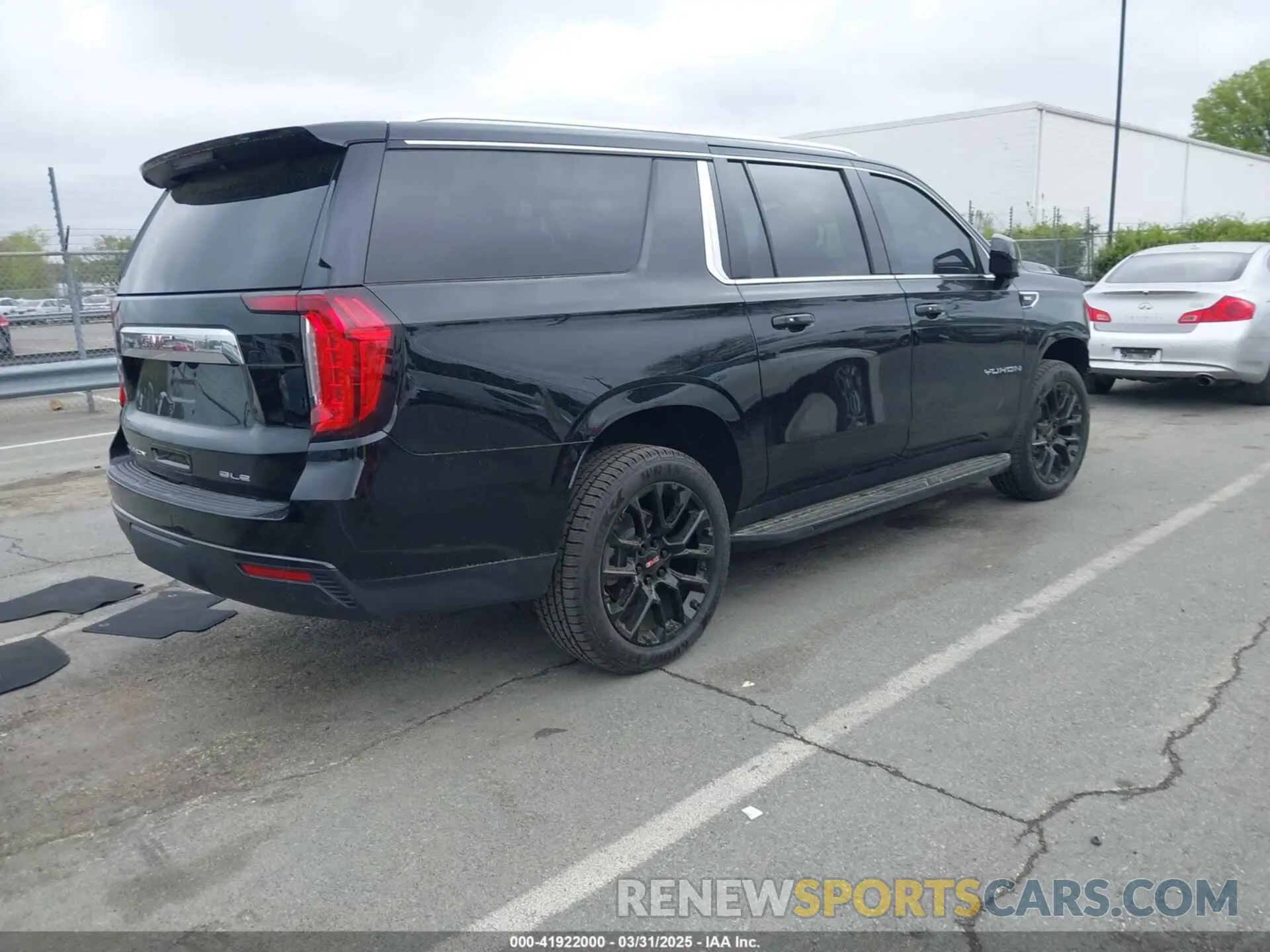 4 Photograph of a damaged car 1GKS1FKD1NR320654 GMC YUKON XL 2022