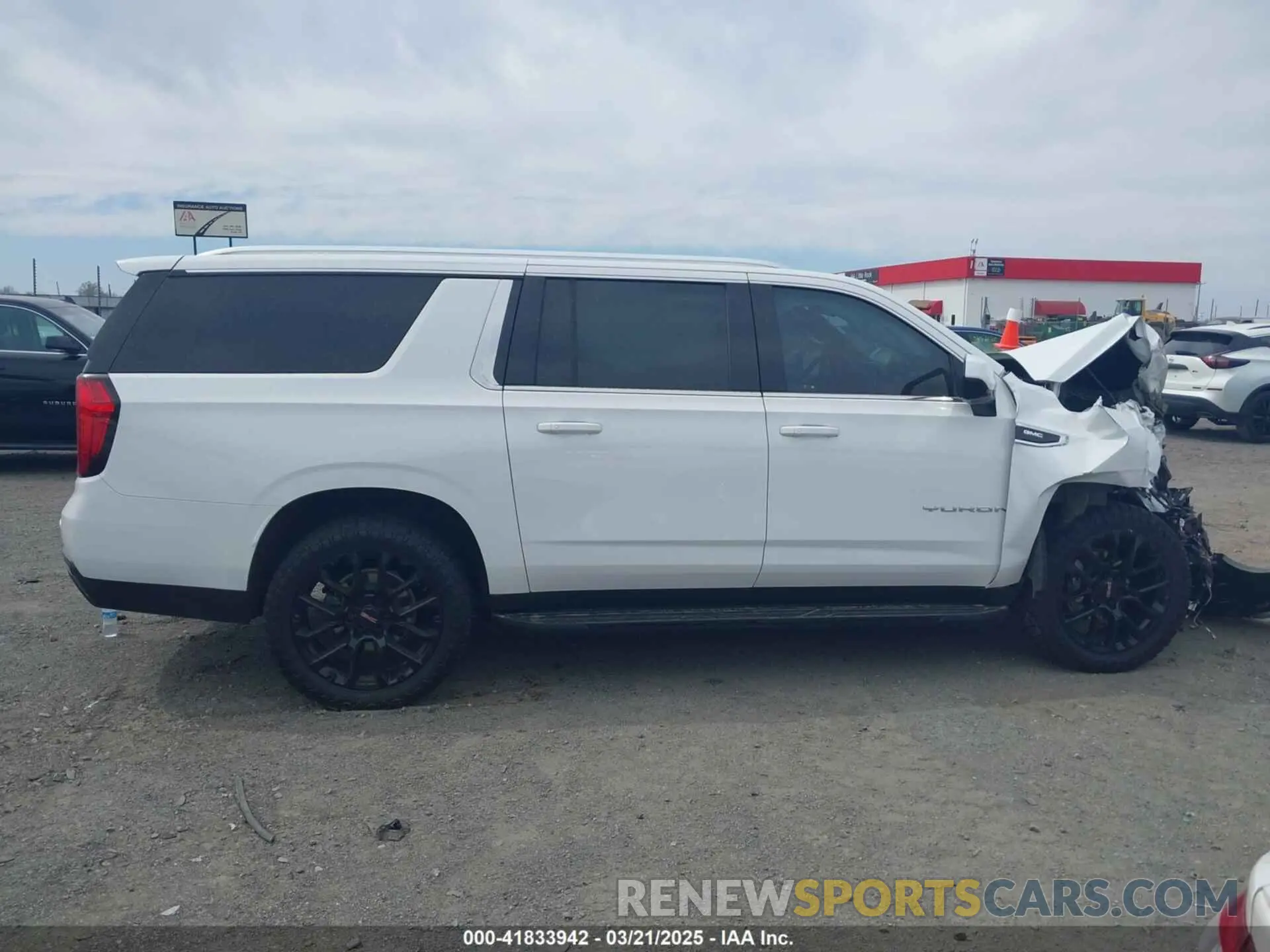 14 Photograph of a damaged car 1GKS1FKD3NR208664 GMC YUKON XL 2022