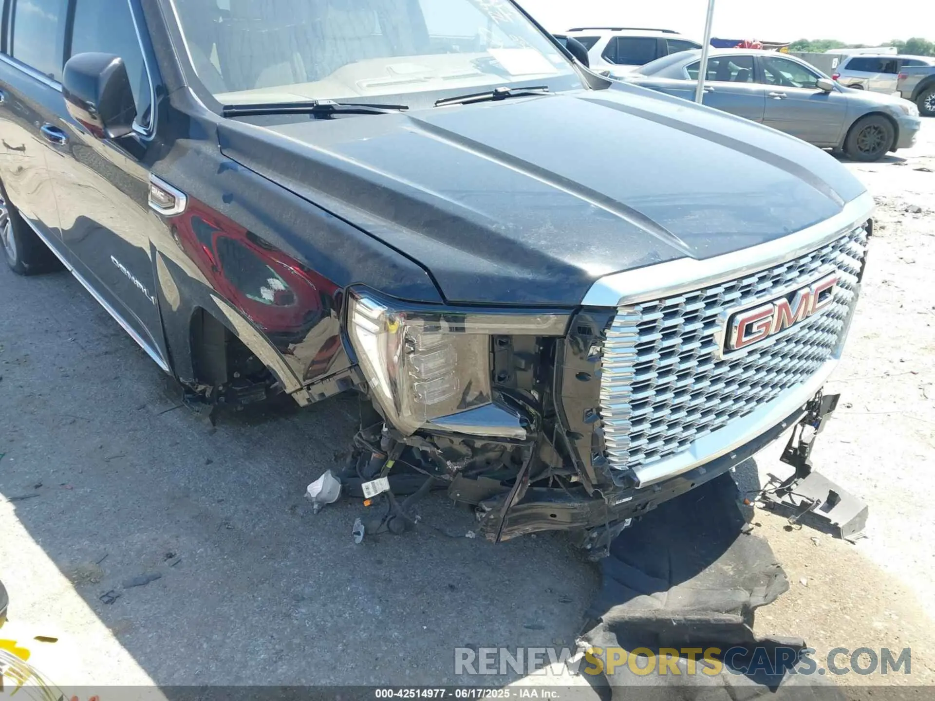 6 Photograph of a damaged car 1GKS1JKL1NR239311 GMC YUKON XL 2022