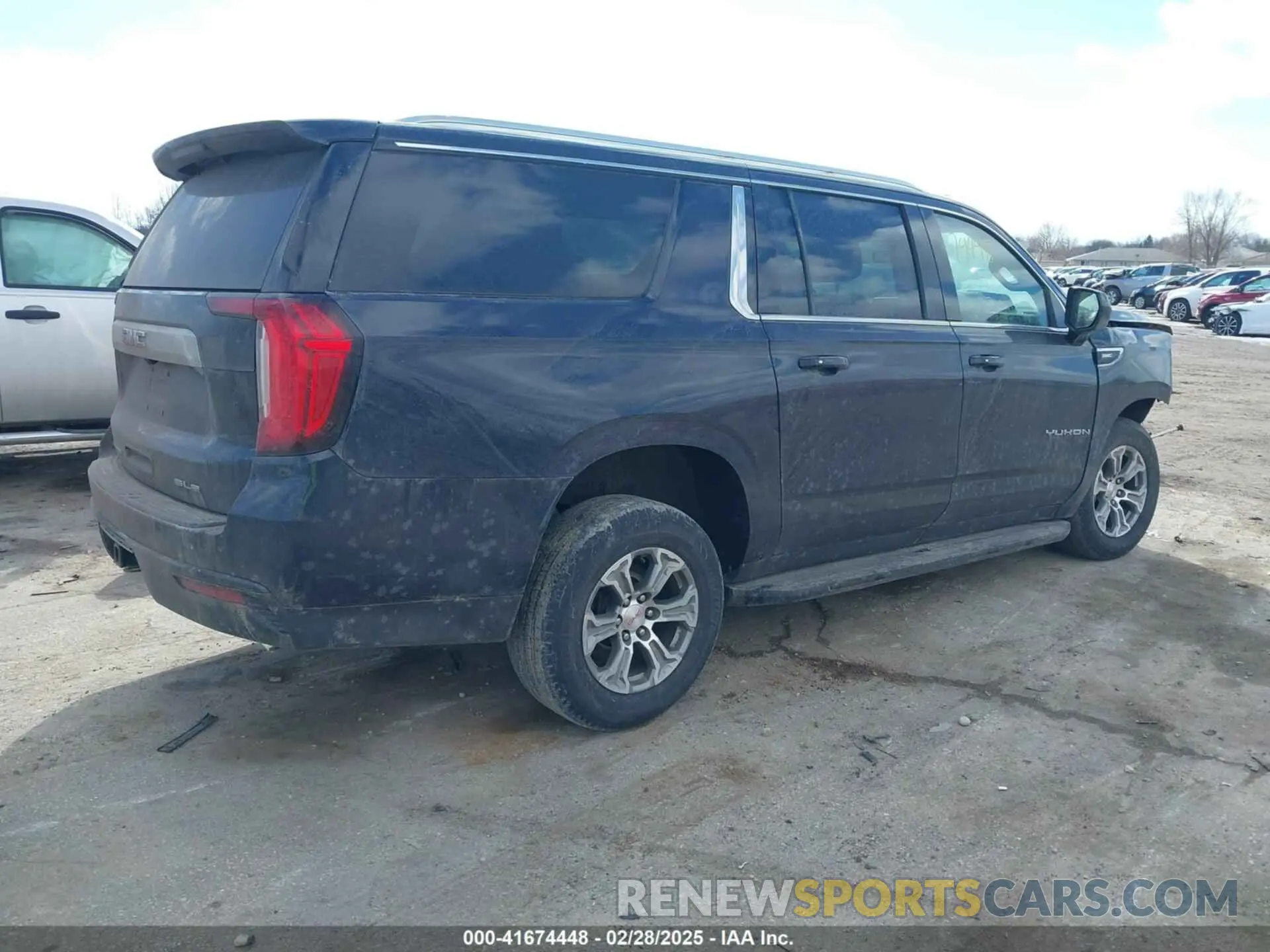 4 Photograph of a damaged car 1GKS2FKD0NR326393 GMC YUKON XL 2022