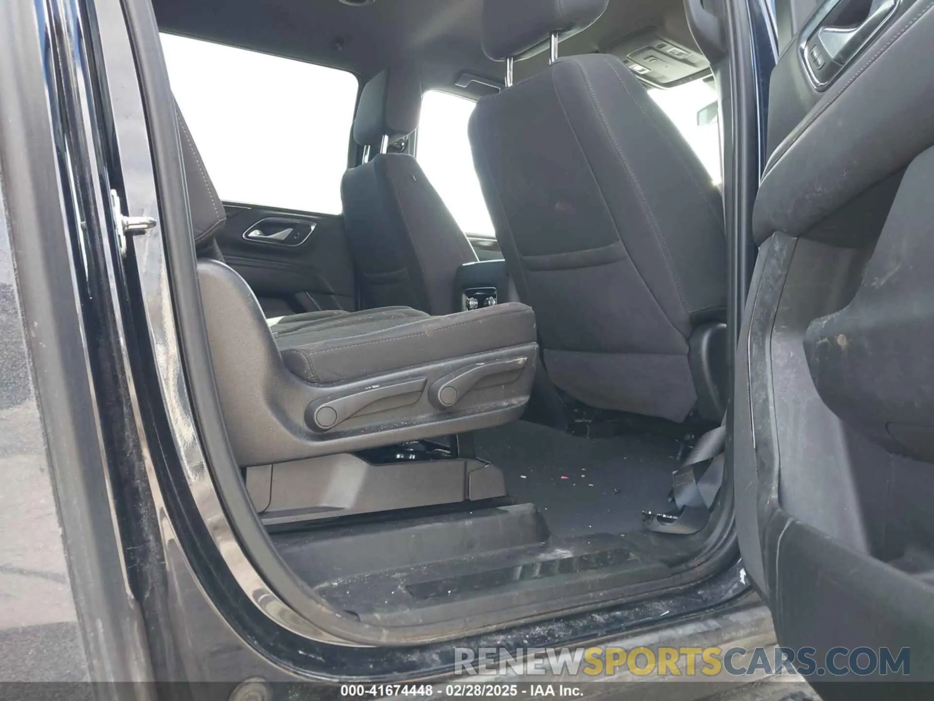 8 Photograph of a damaged car 1GKS2FKD0NR326393 GMC YUKON XL 2022