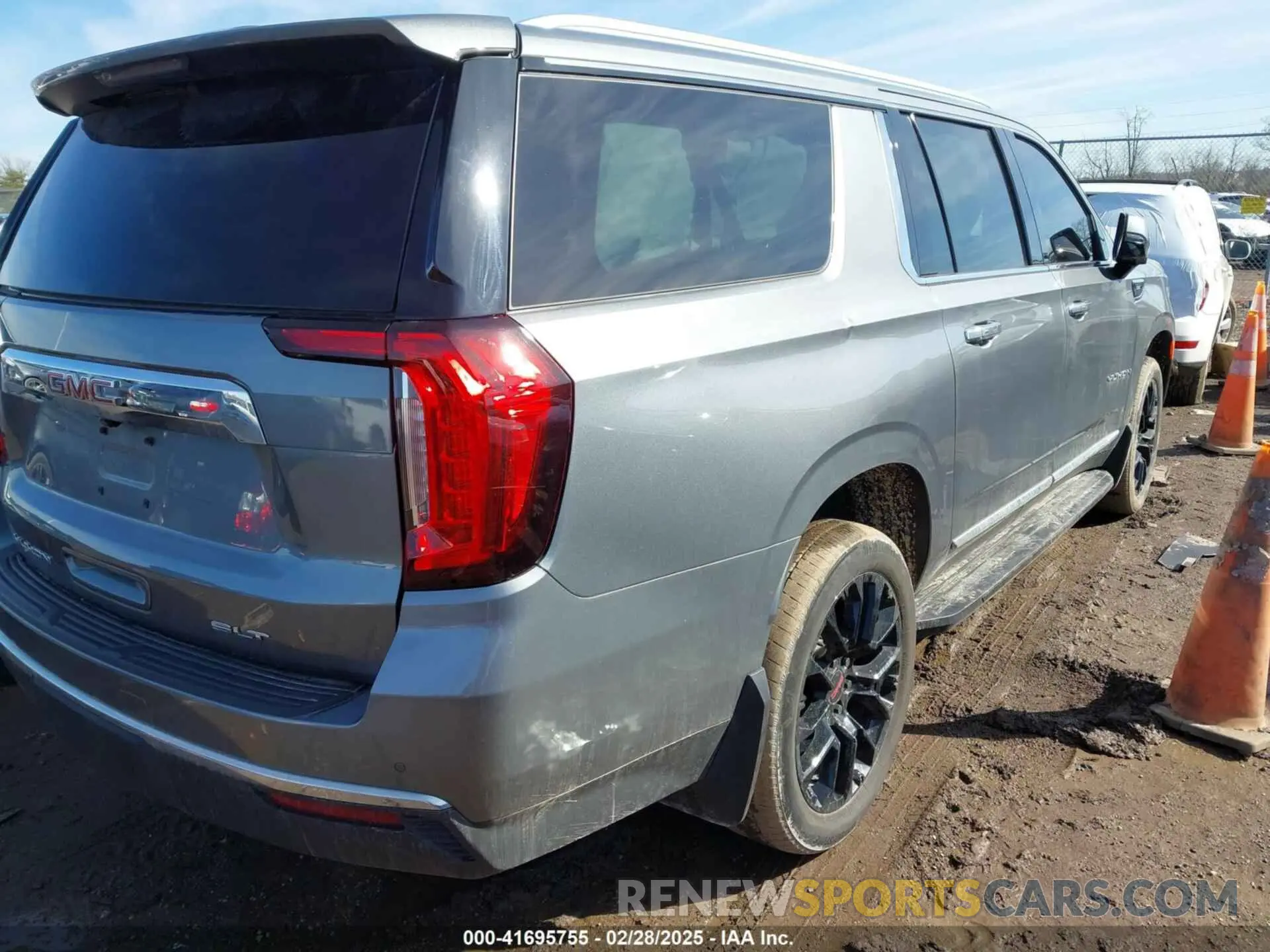 4 Photograph of a damaged car 1GKS2GKD5NR287659 GMC YUKON XL 2022