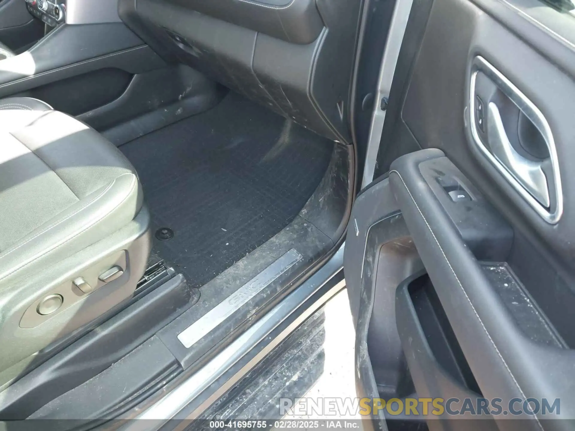5 Photograph of a damaged car 1GKS2GKD5NR287659 GMC YUKON XL 2022