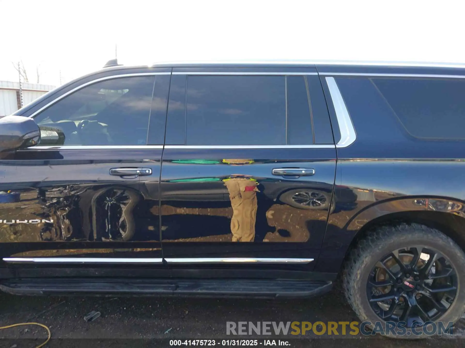 14 Photograph of a damaged car 1GKS2GKDXNR134694 GMC YUKON XL 2022