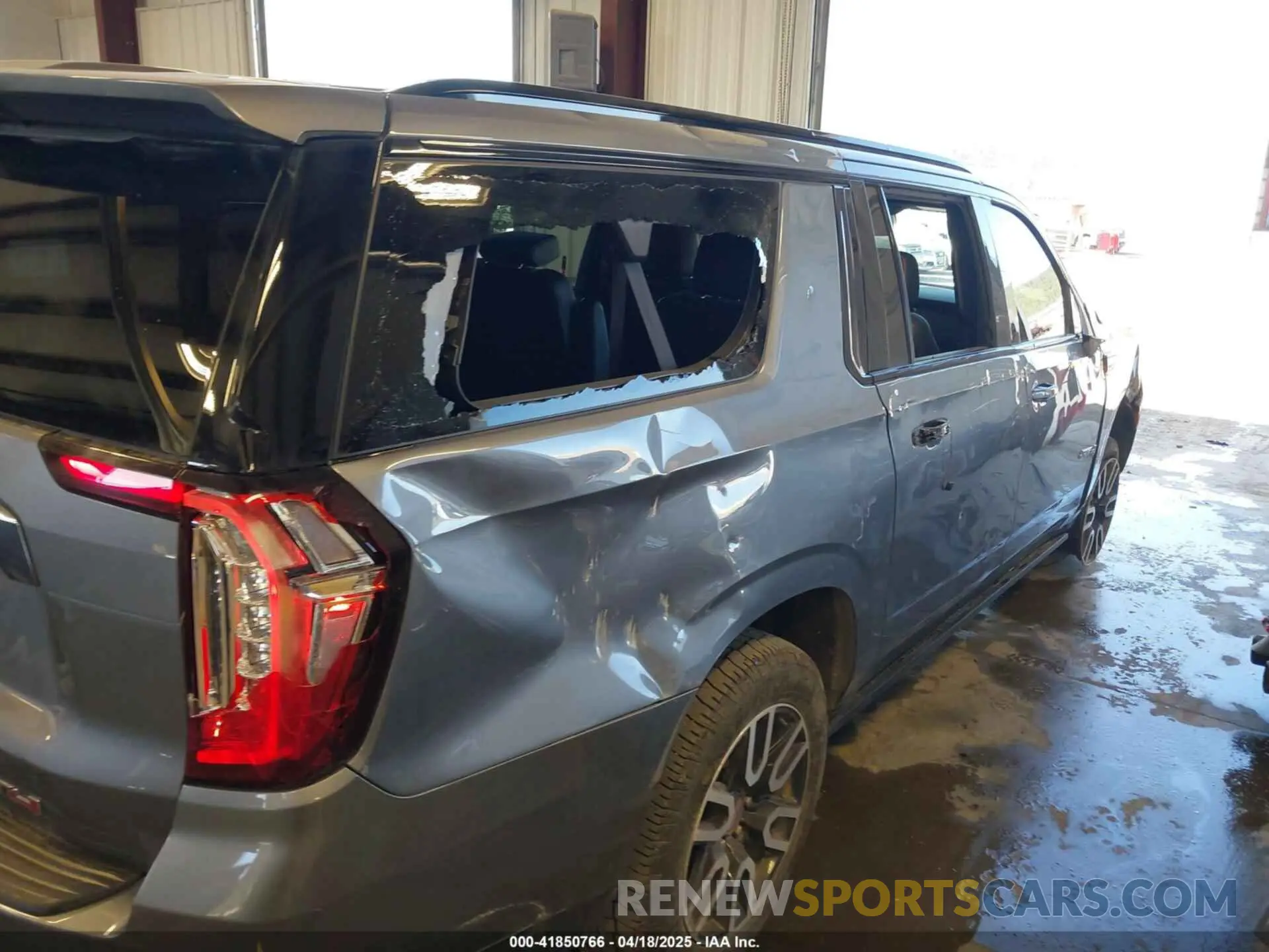 18 Photograph of a damaged car 1GKS2HKL0NR149203 GMC YUKON XL 2022