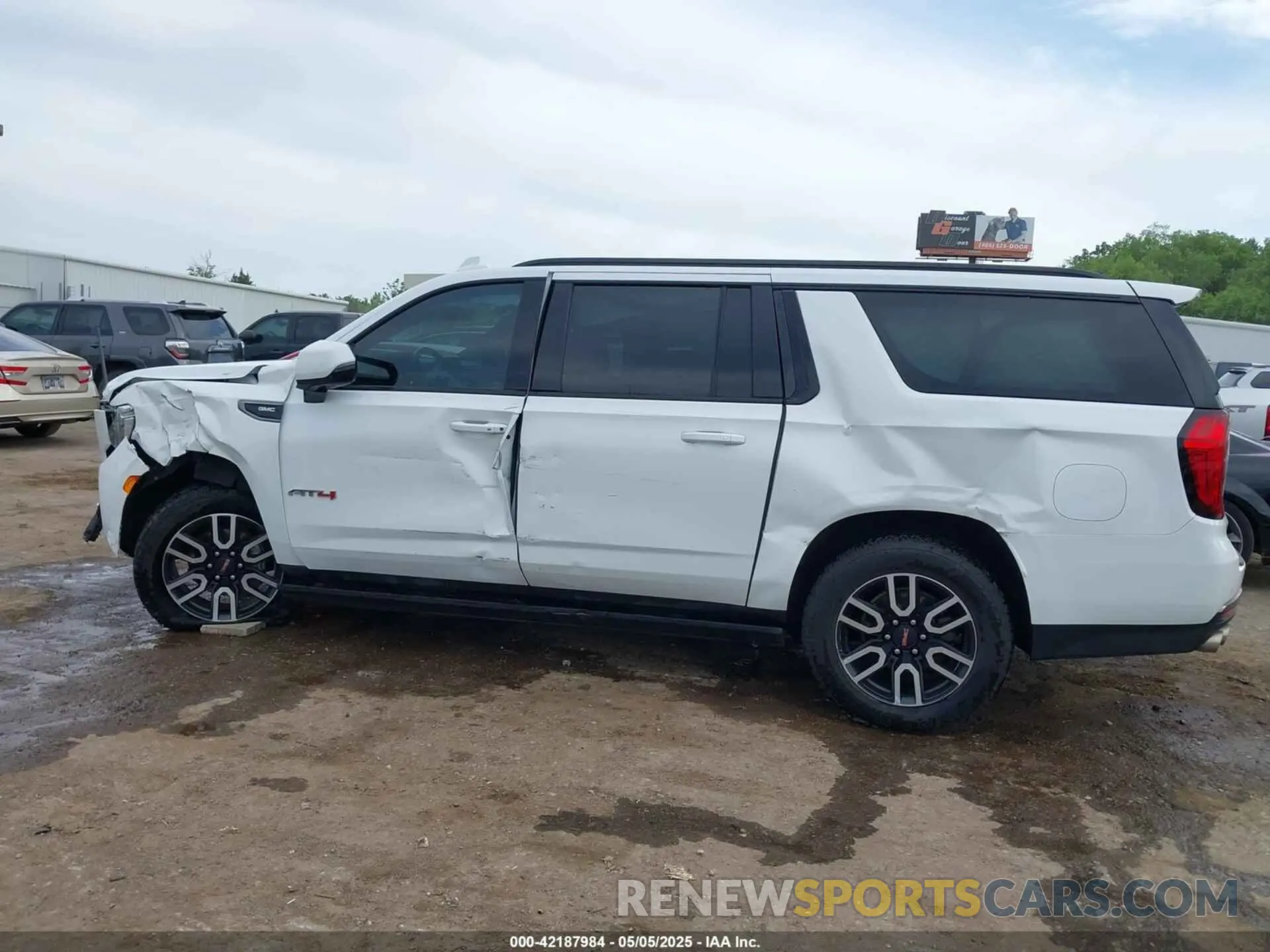 14 Photograph of a damaged car 1GKS2HKL4NR150032 GMC YUKON XL 2022