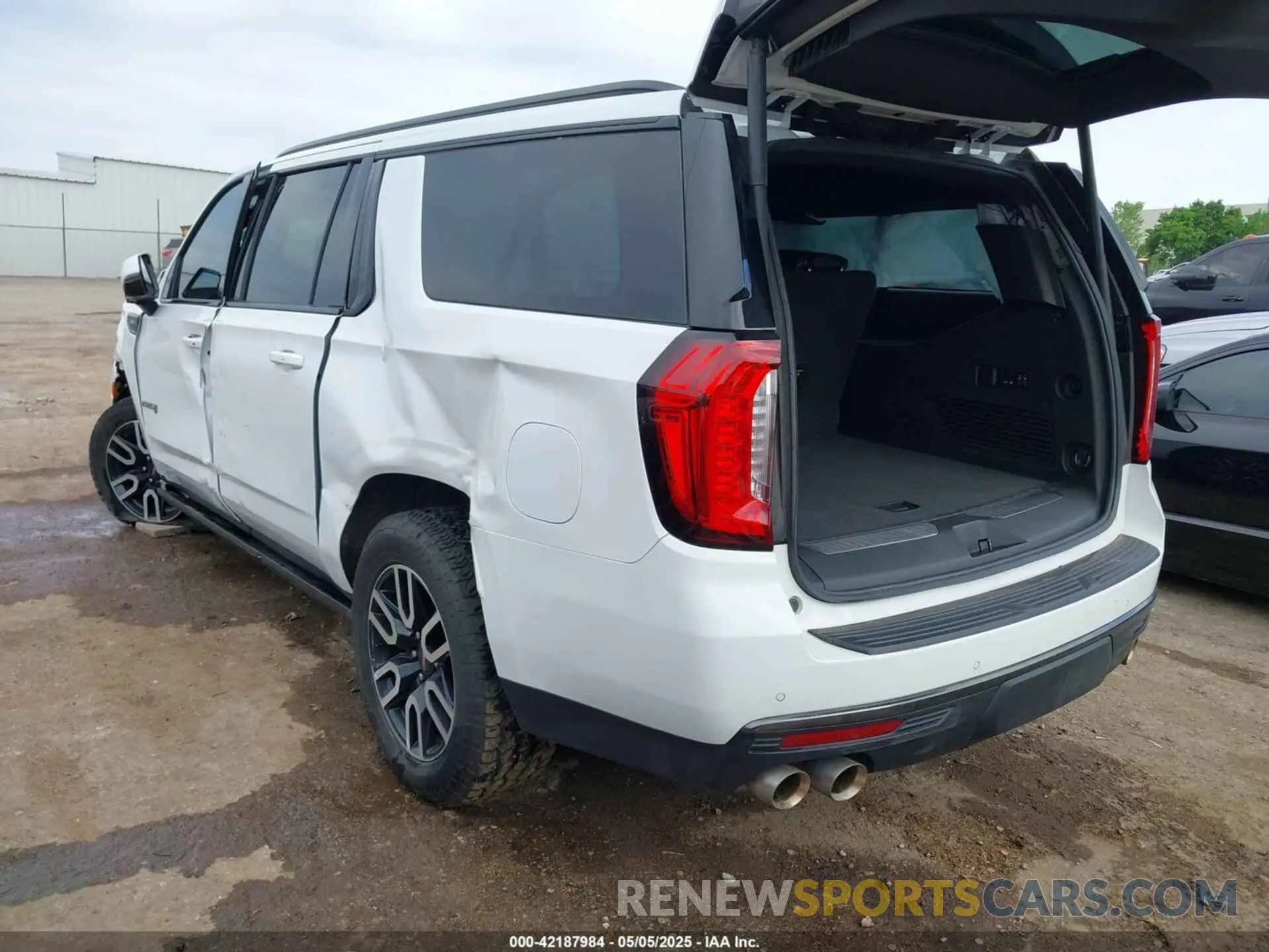 3 Photograph of a damaged car 1GKS2HKL4NR150032 GMC YUKON XL 2022