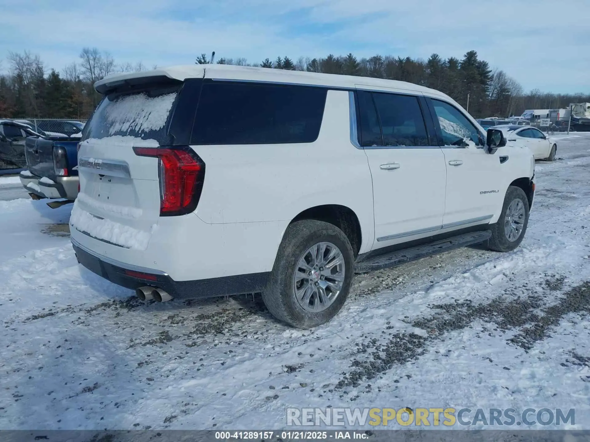 4 Photograph of a damaged car 1GKS2JKL8NR208795 GMC YUKON XL 2022