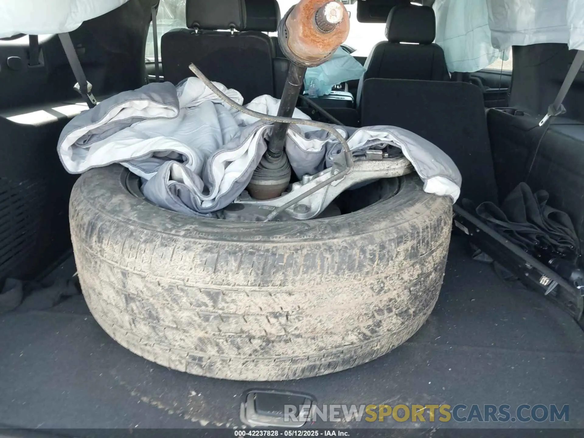 12 Photograph of a damaged car 1GKS2JKL9NR156724 GMC YUKON XL 2022