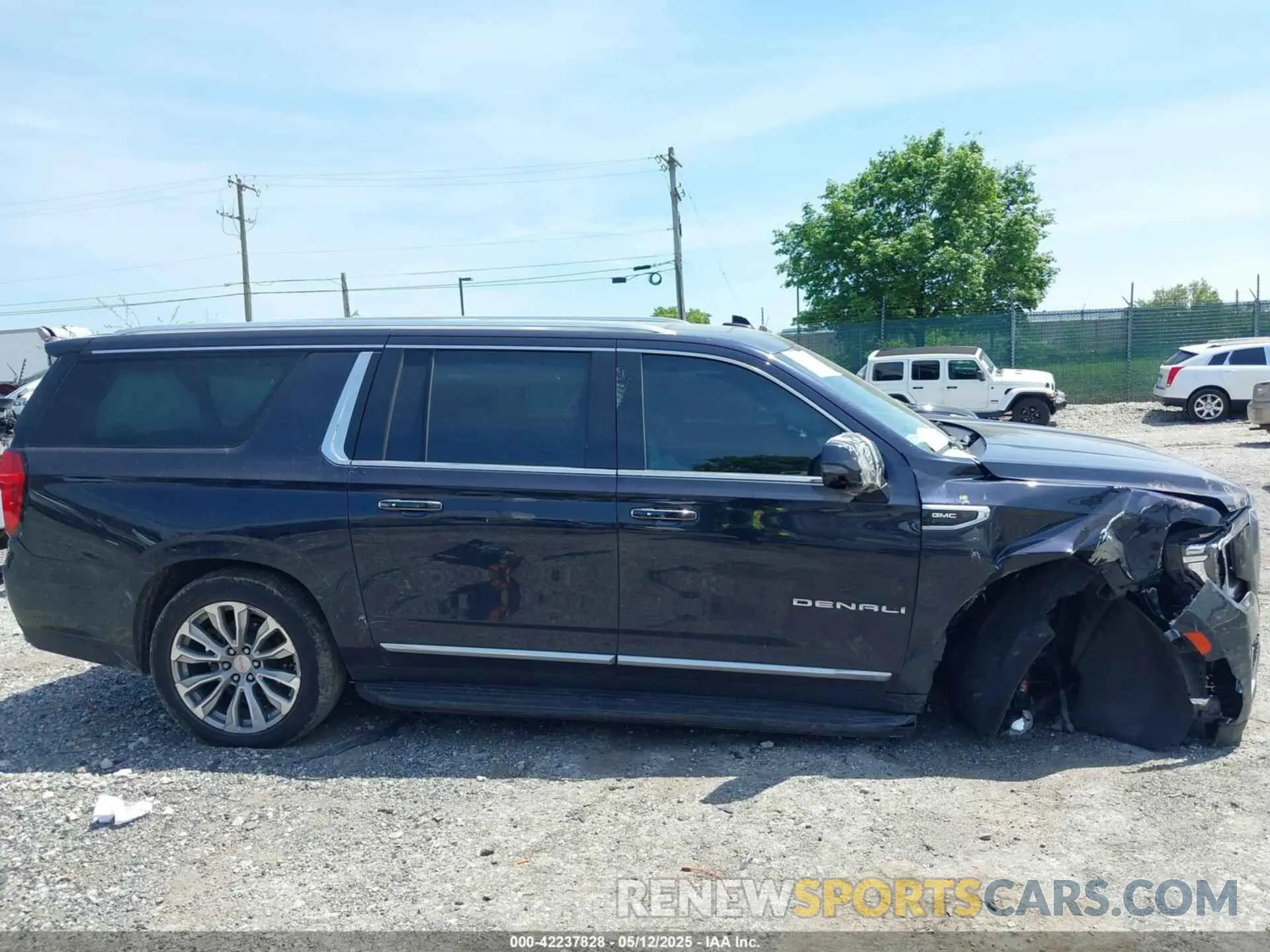 14 Photograph of a damaged car 1GKS2JKL9NR156724 GMC YUKON XL 2022
