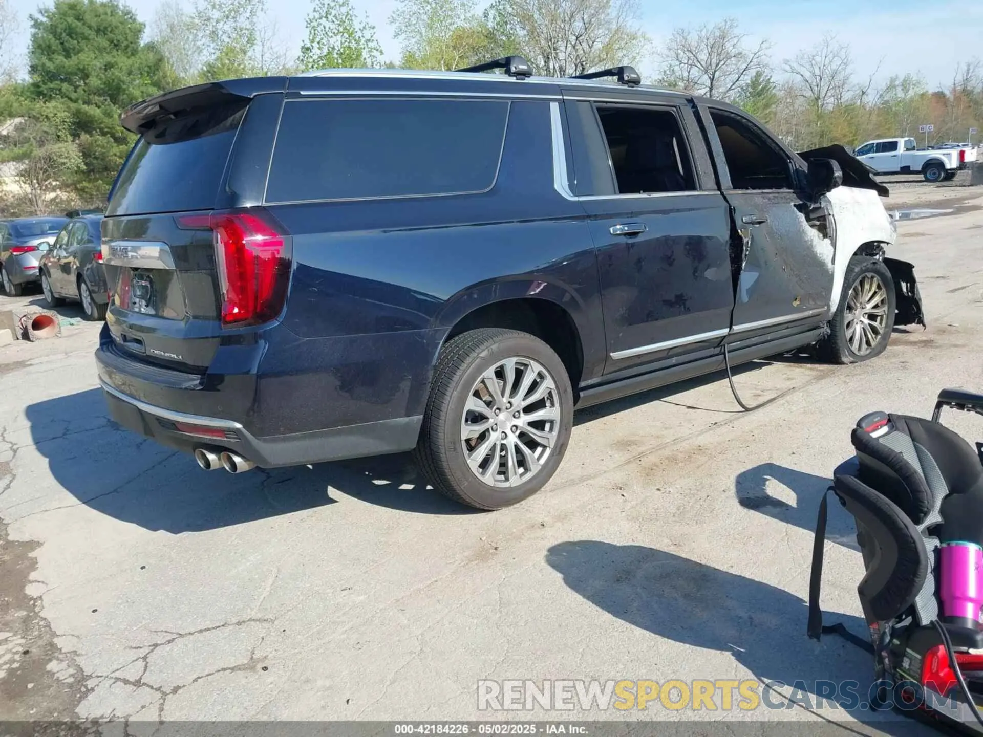 4 Photograph of a damaged car 1GKS2JKLXNR261854 GMC YUKON XL 2022