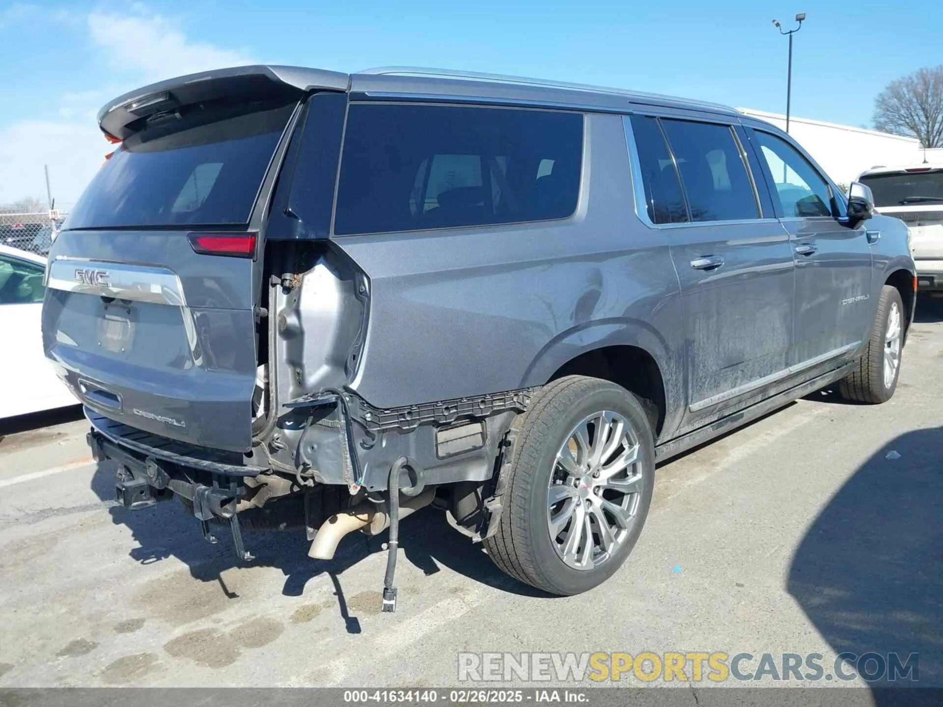 4 Photograph of a damaged car 1GKS2JKT1NR329409 GMC YUKON XL 2022