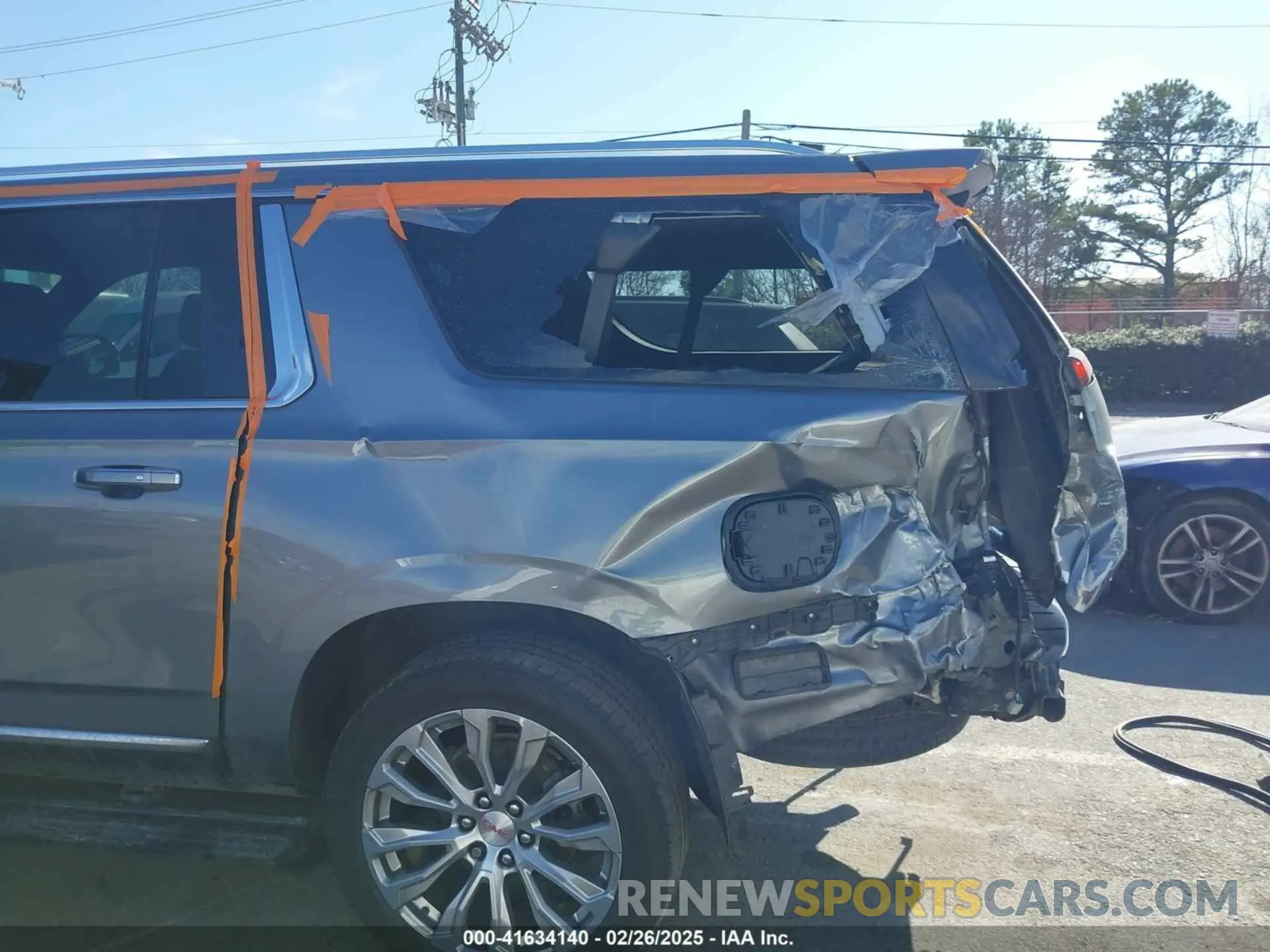 6 Photograph of a damaged car 1GKS2JKT1NR329409 GMC YUKON XL 2022