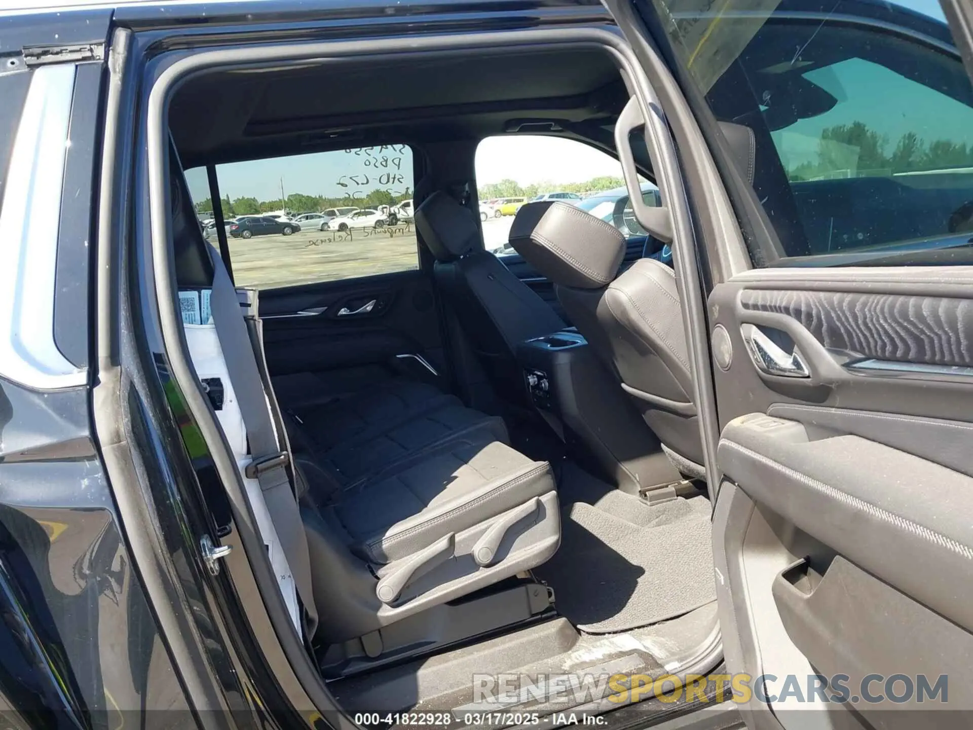 8 Photograph of a damaged car 1GKS1JKL4RR127298 GMC YUKON XL 2024