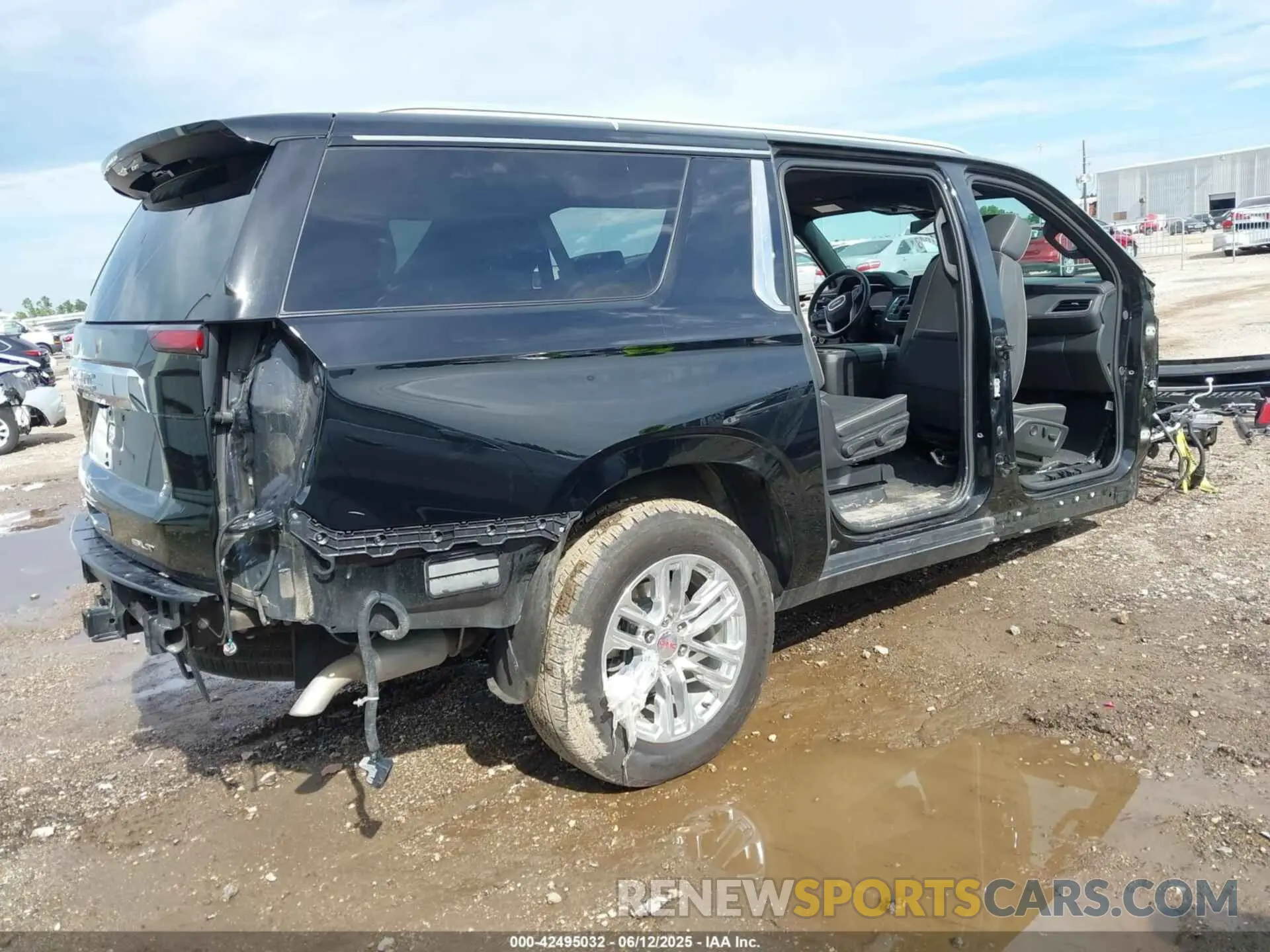 4 Photograph of a damaged car 1GKS2GKD4RR234084 GMC YUKON XL 2024