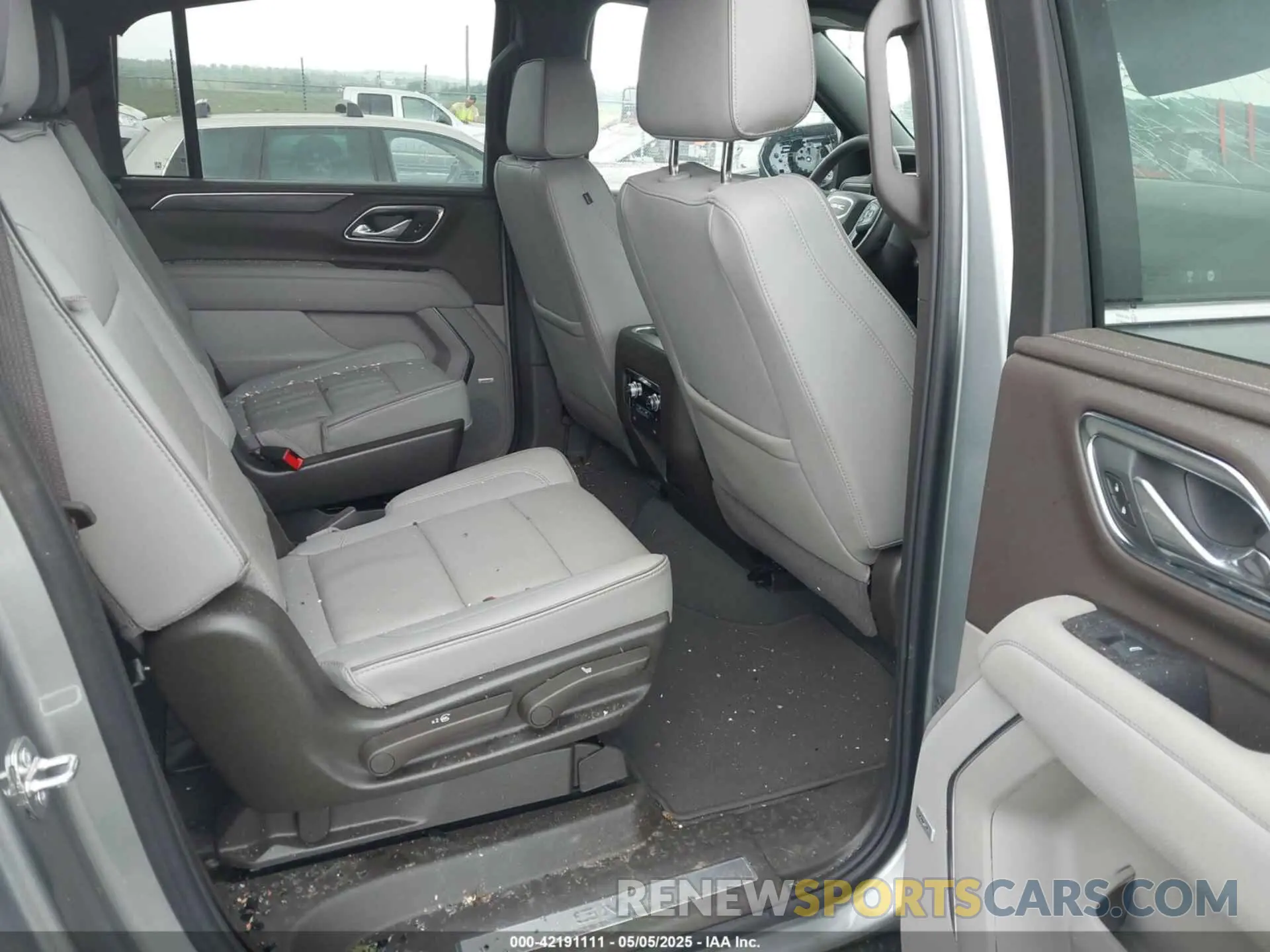 8 Photograph of a damaged car 1GKS2GKT6RR331584 GMC YUKON XL 2024