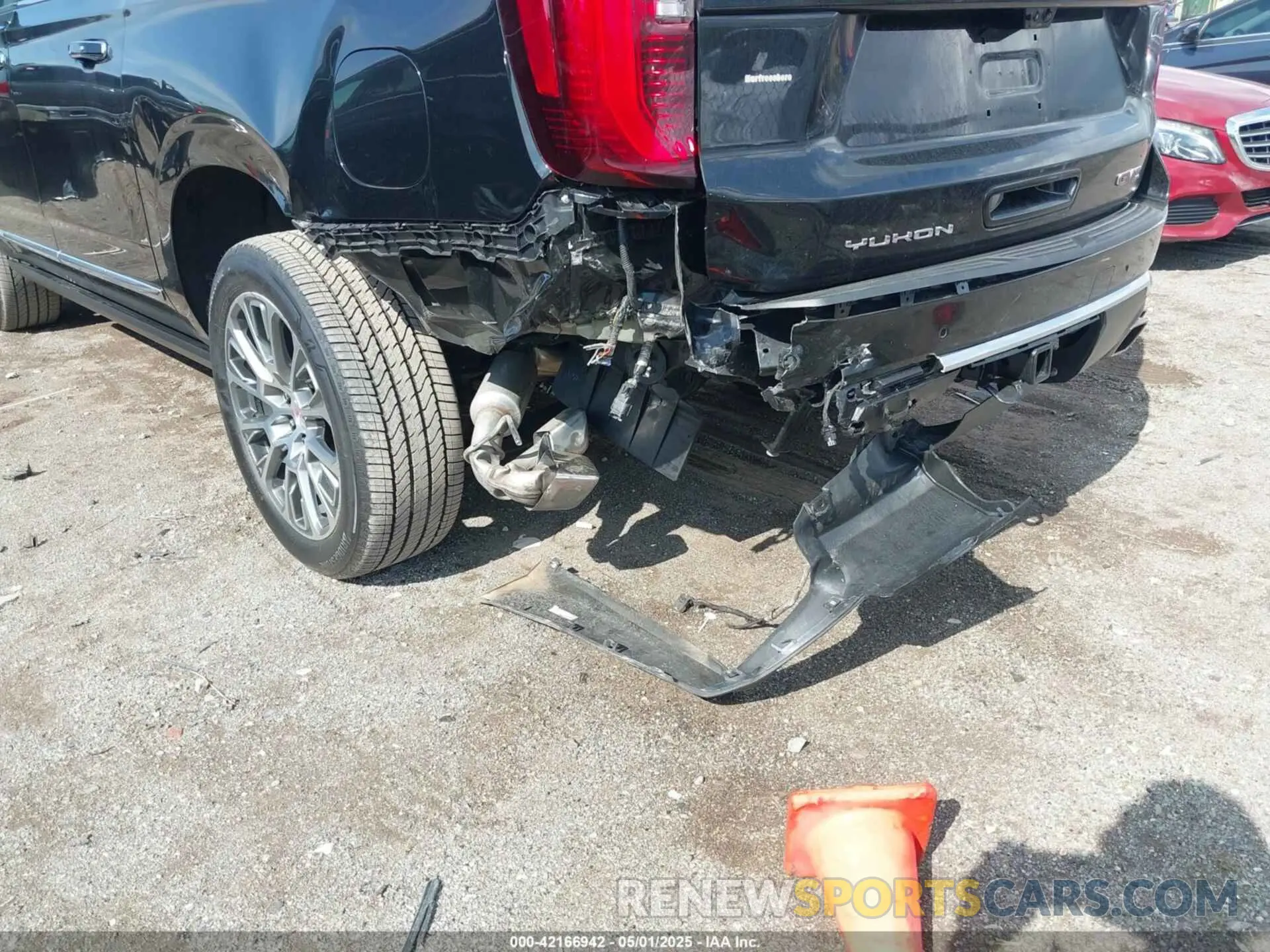 17 Photograph of a damaged car 1GKS2JRL9SR192737 GMC YUKON XL 2025