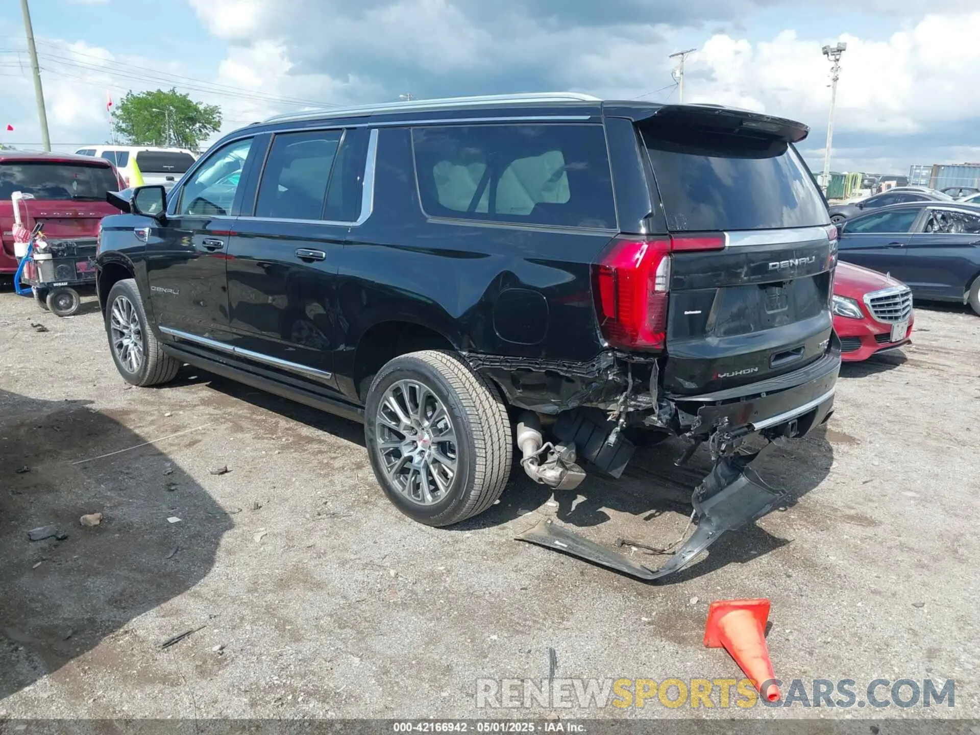 3 Photograph of a damaged car 1GKS2JRL9SR192737 GMC YUKON XL 2025