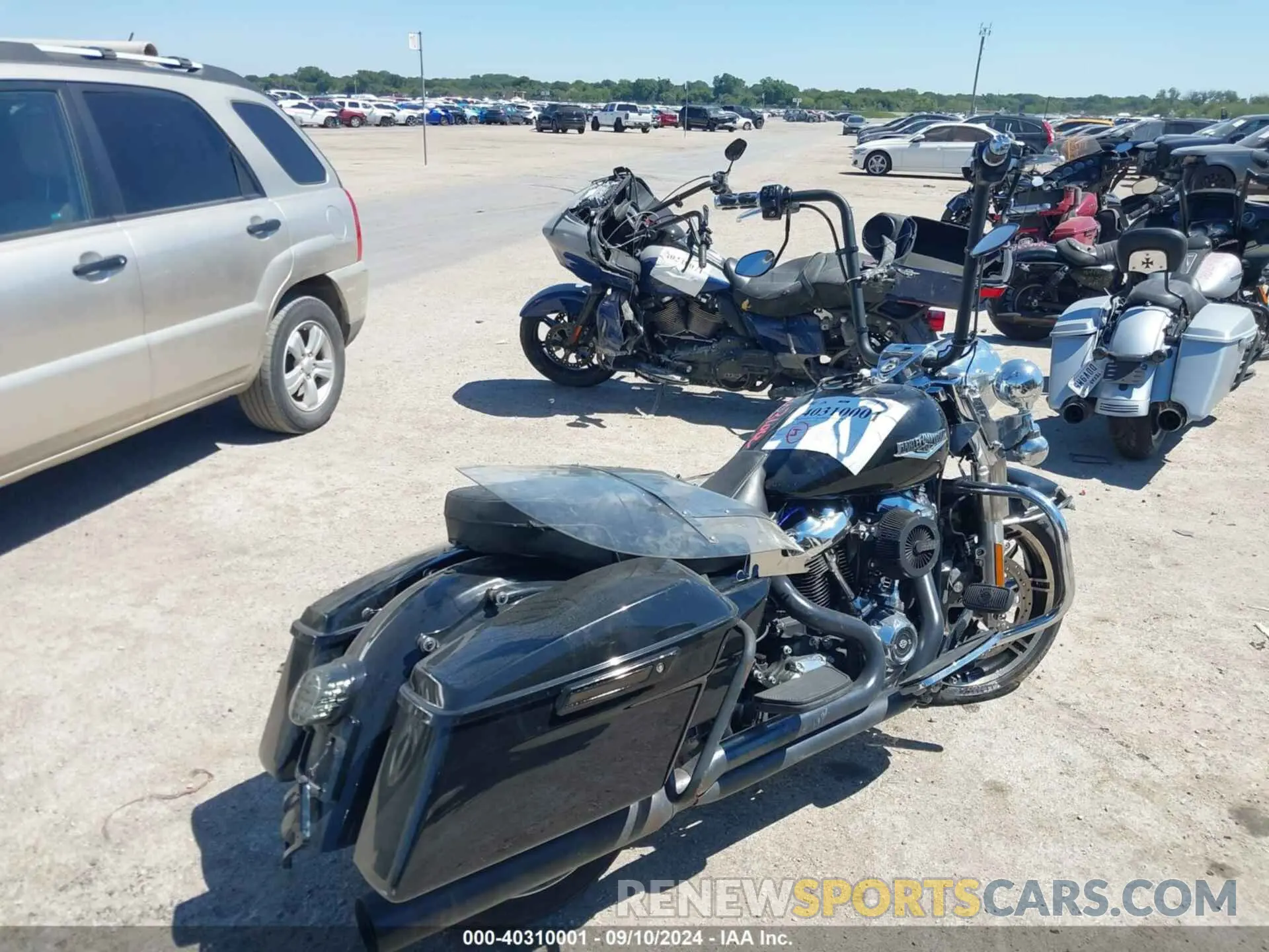 4 Photograph of a damaged car 1HD1FBC19NB615885 HARLEY-DAVIDSON FLHR 2022