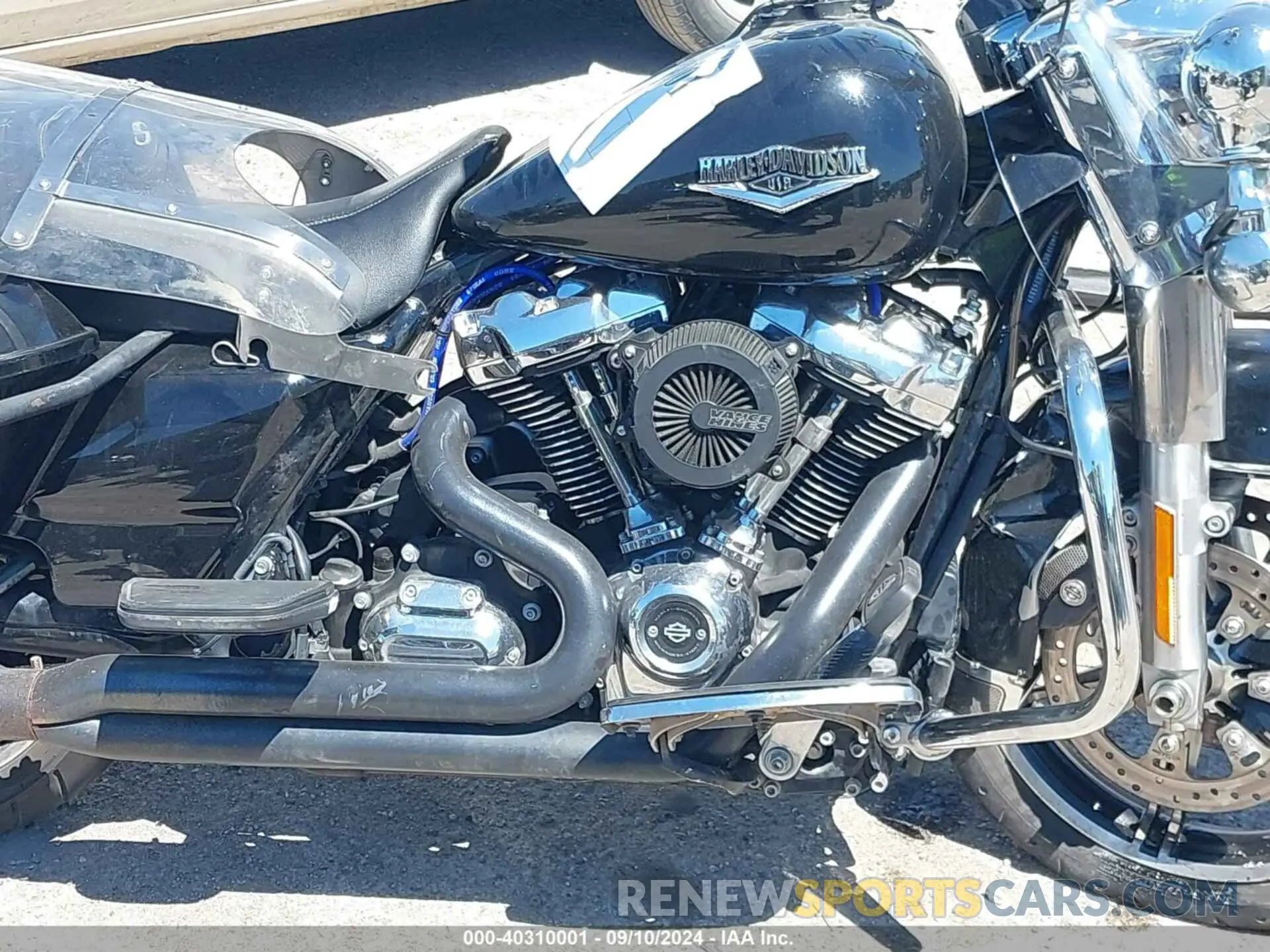 8 Photograph of a damaged car 1HD1FBC19NB615885 HARLEY-DAVIDSON FLHR 2022