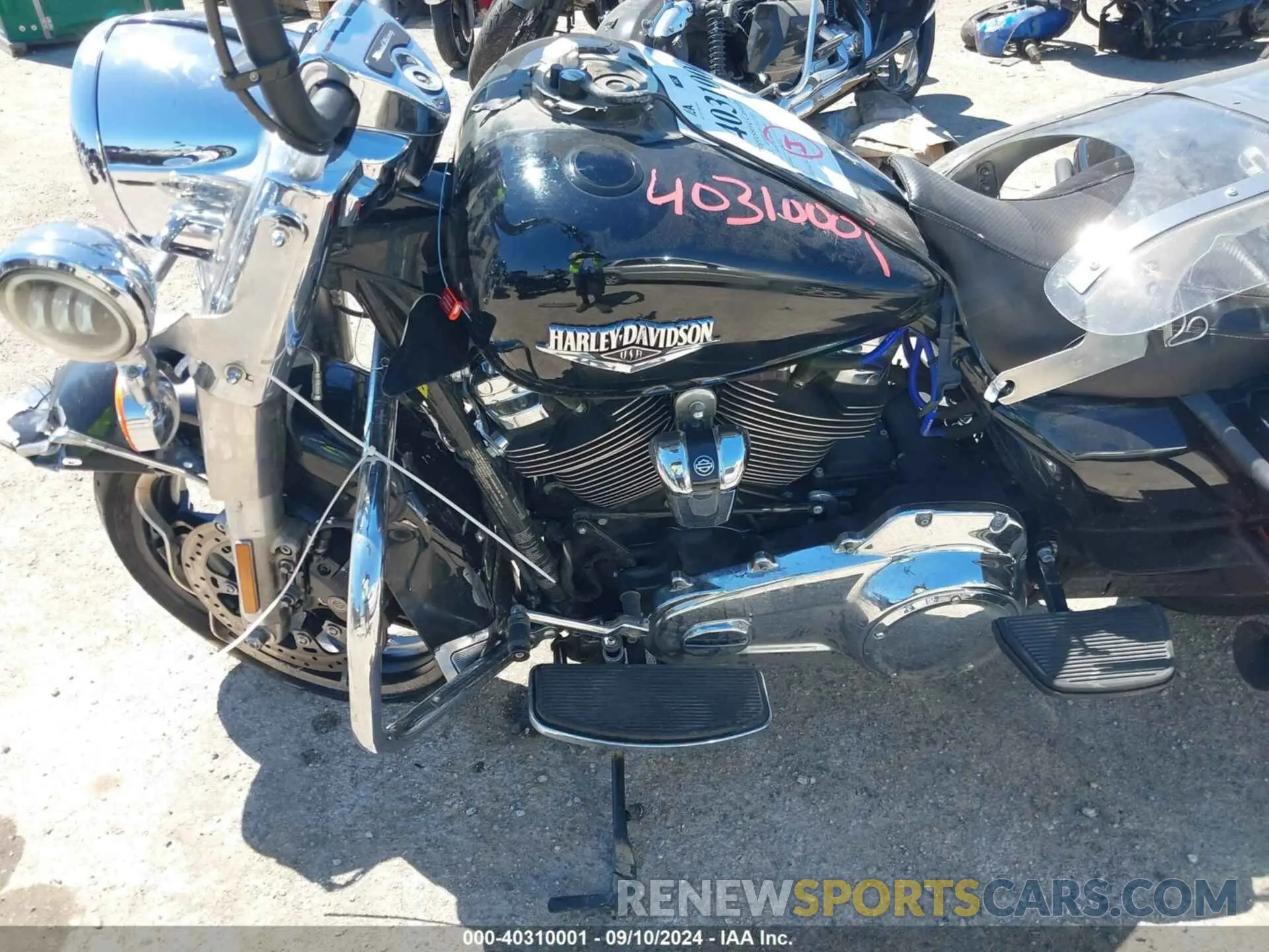 9 Photograph of a damaged car 1HD1FBC19NB615885 HARLEY-DAVIDSON FLHR 2022