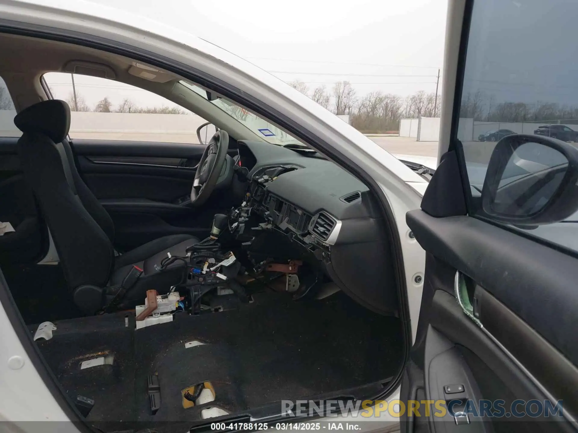 5 Photograph of a damaged car 1HGCV1F10KA125924 HONDA ACCORD 2019