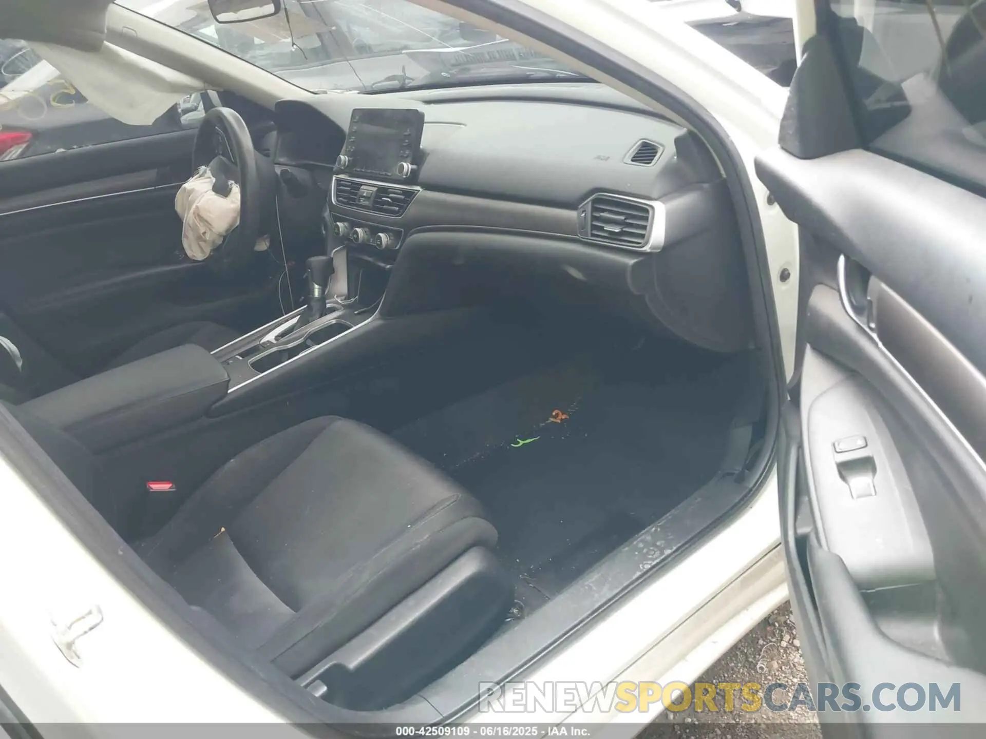 5 Photograph of a damaged car 1HGCV1F11KA098698 HONDA ACCORD 2019