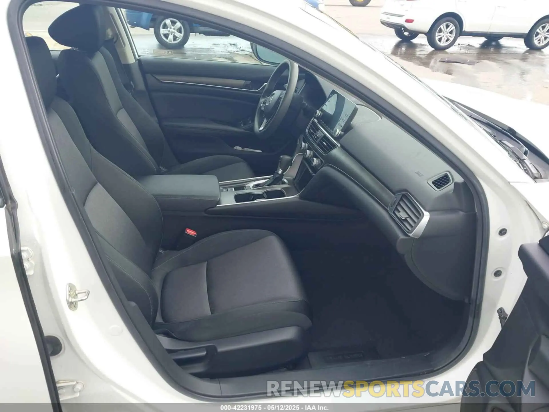 5 Photograph of a damaged car 1HGCV1F19KA081938 HONDA ACCORD 2019
