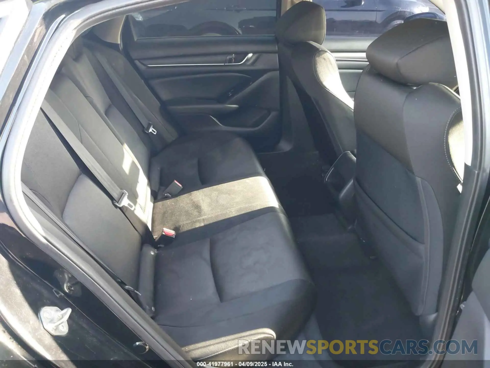 8 Photograph of a damaged car 1HGCV1F19KA137747 HONDA ACCORD 2019