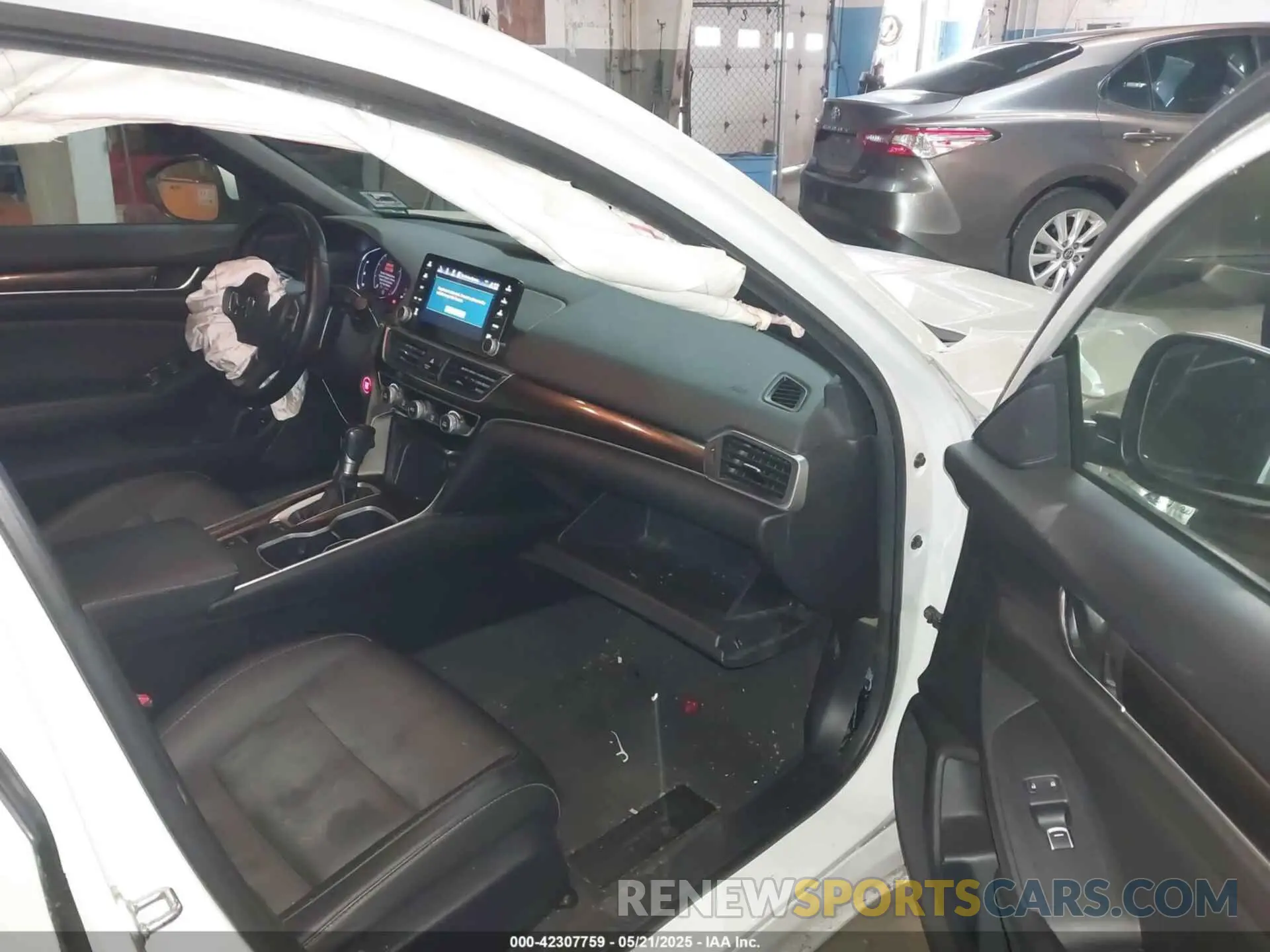 5 Photograph of a damaged car 1HGCV1F32KA093334 HONDA ACCORD 2019