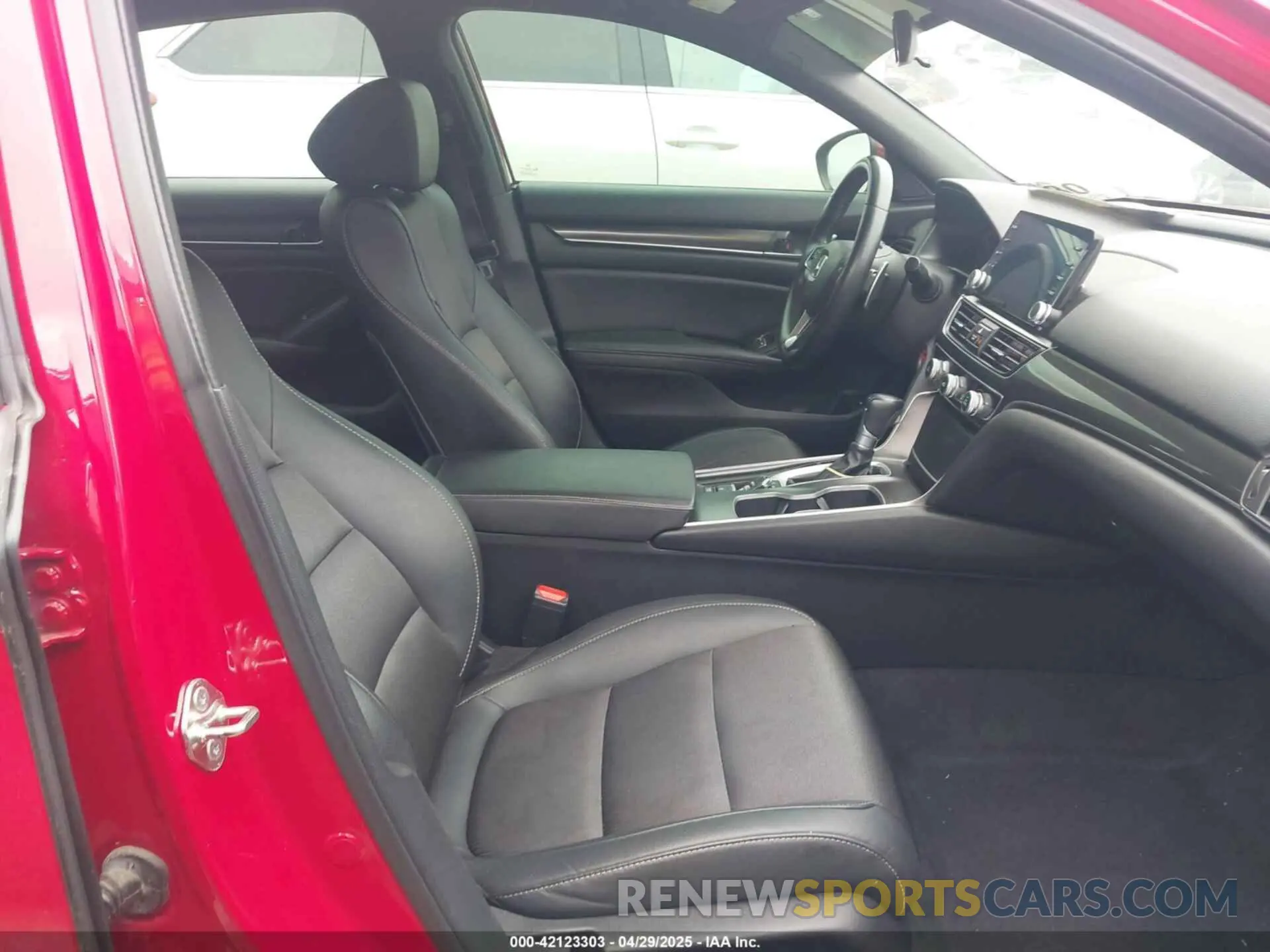 5 Photograph of a damaged car 1HGCV1F33KA073867 HONDA ACCORD 2019