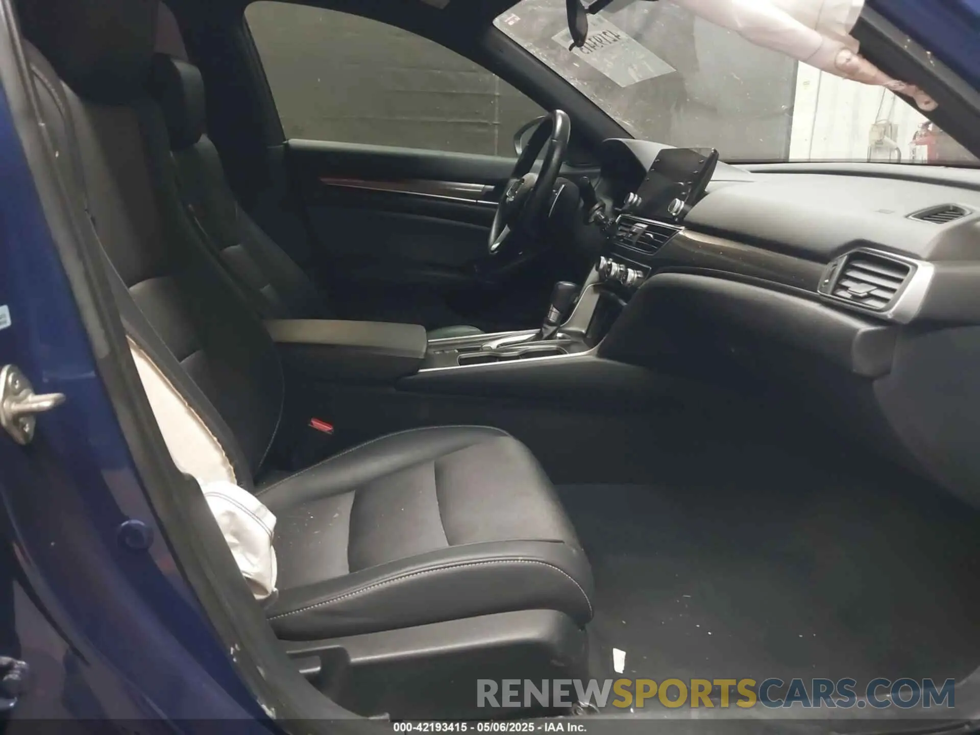5 Photograph of a damaged car 1HGCV1F33KA127300 HONDA ACCORD 2019