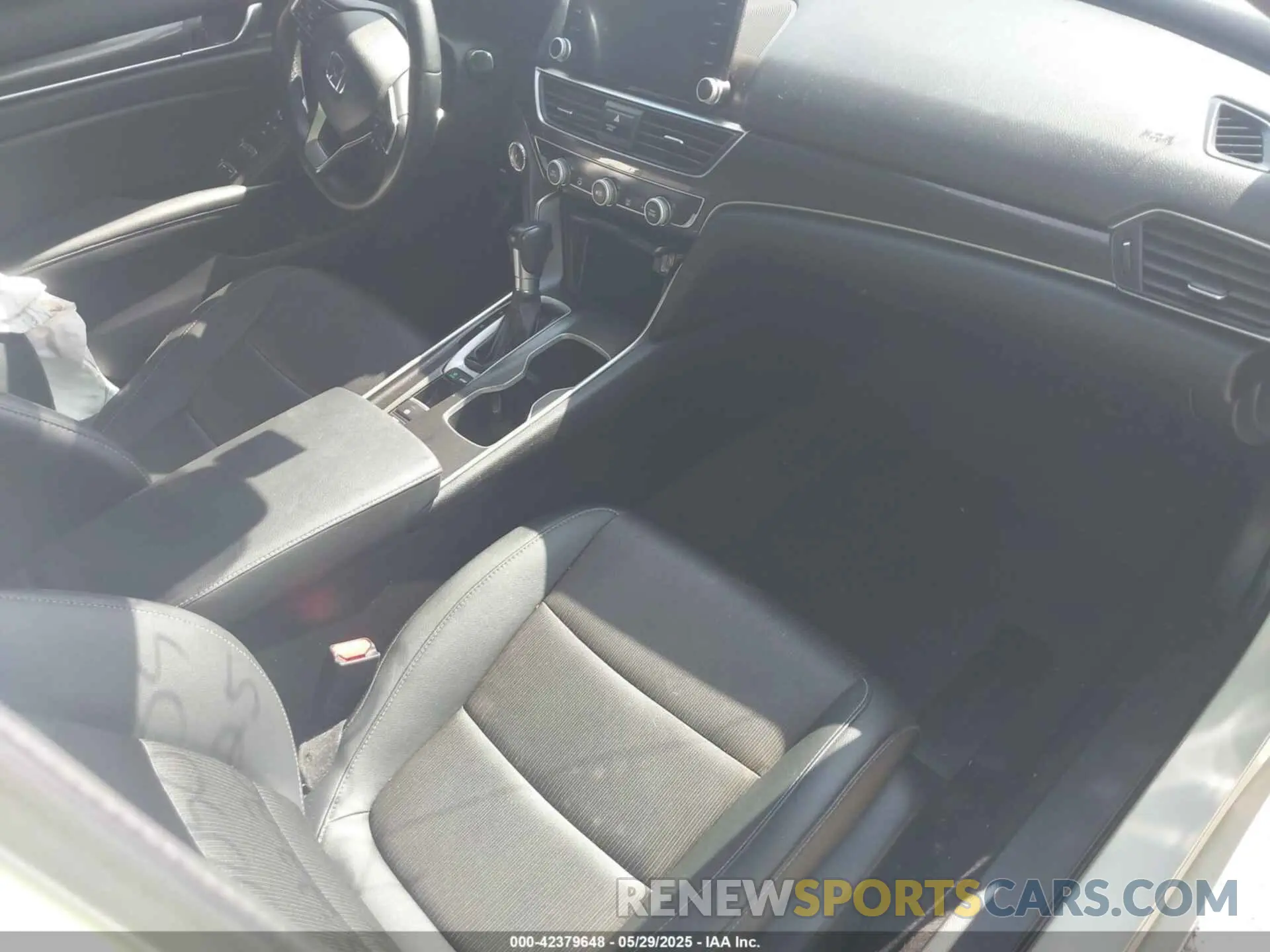 5 Photograph of a damaged car 1HGCV1F34KA060769 HONDA ACCORD 2019